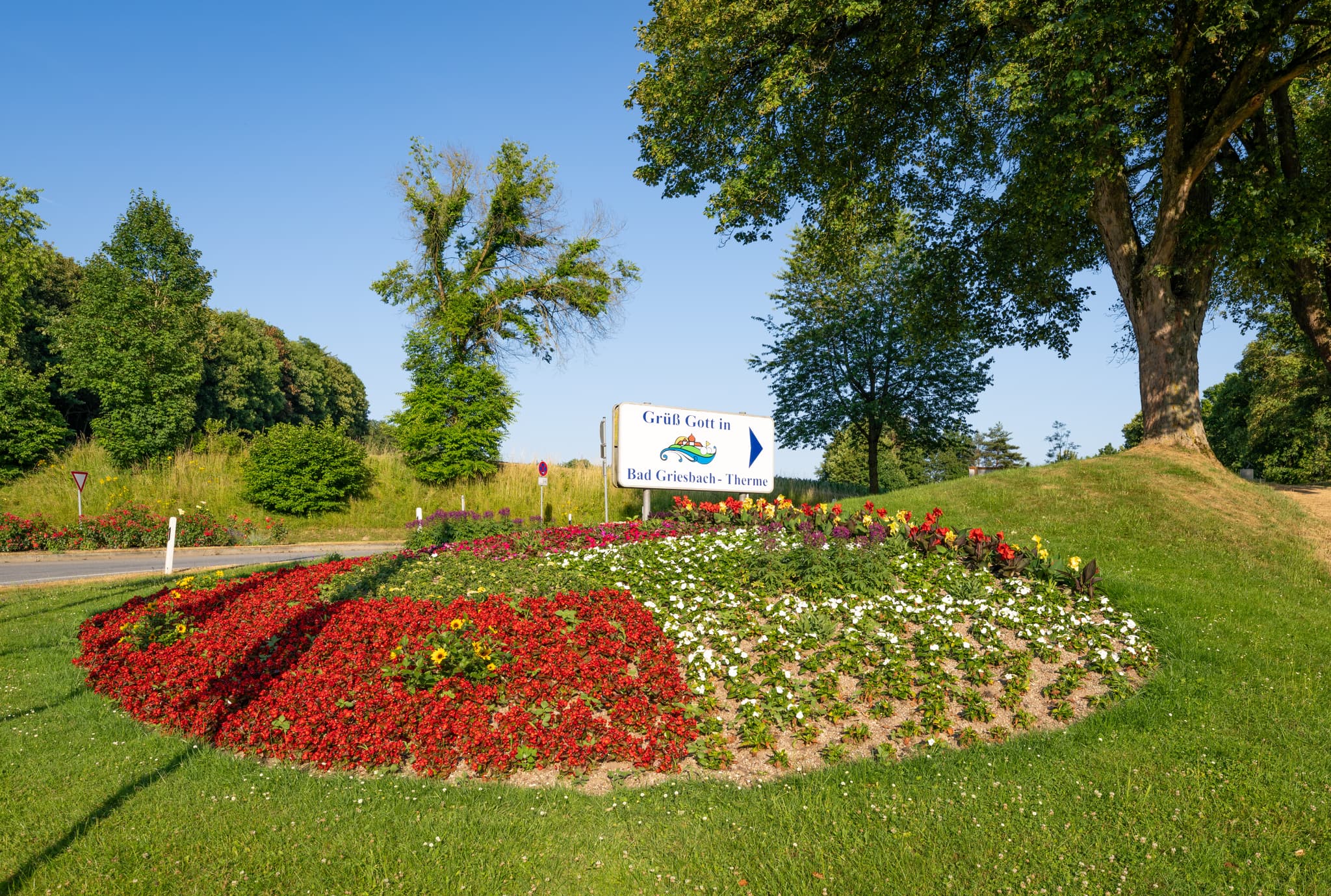 Farbenprächtiges Blumenbeet an der Zufahrt zur Therme in Bad Griesbach, Passau, Niederbayern. Einladende Ansicht des Bäderdreiecks in Deutschland.