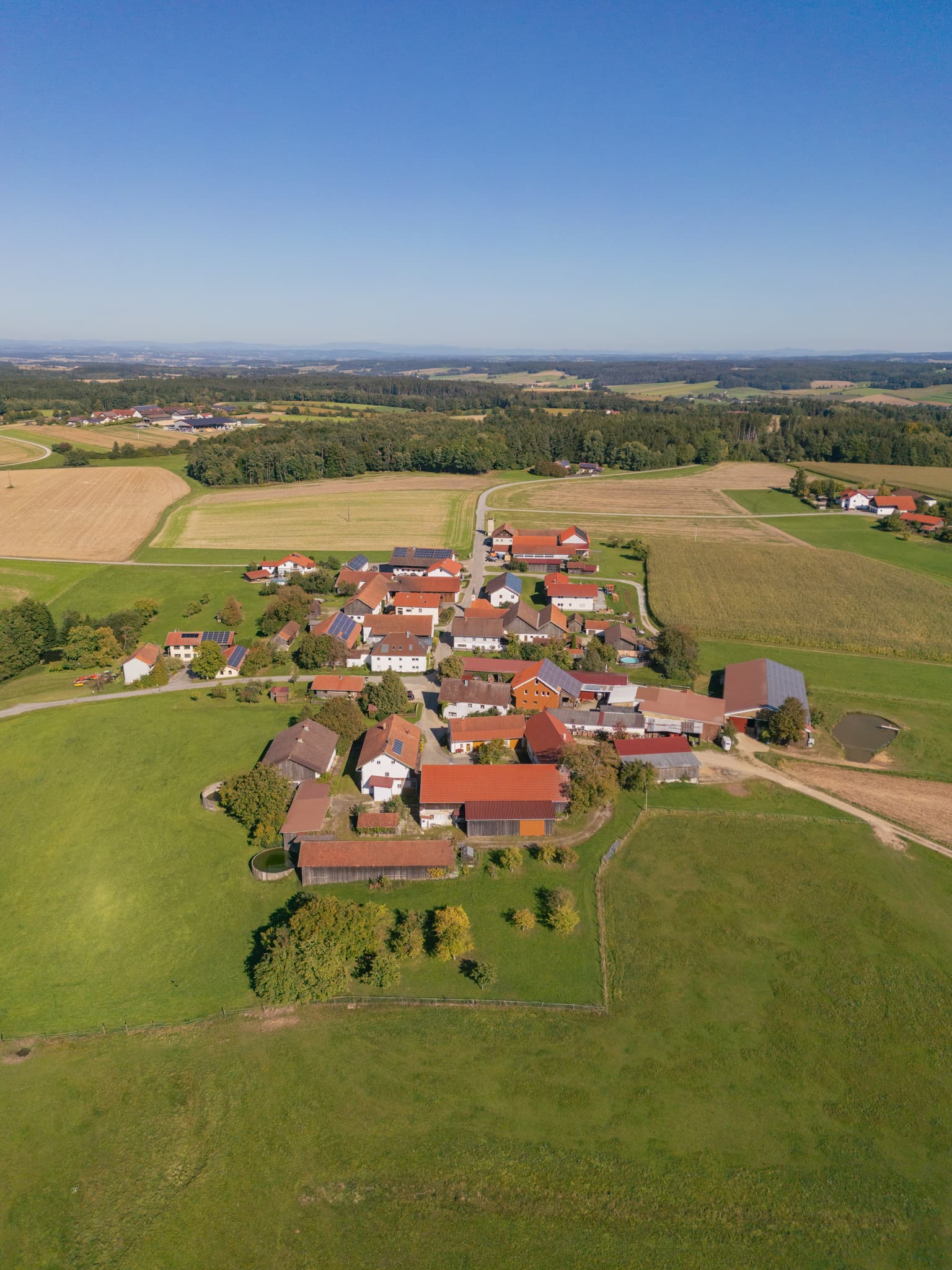 Ortsansicht von Lapperding, Johanniskirchen, Landkreis Rottal-Inn, Niederbayern. Im Holzland, Deutschland, Felder, Wiesen und Wälder. Naturkulisse der Region.
