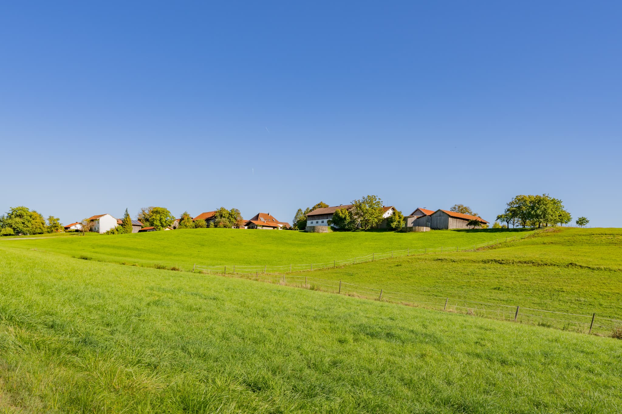 Ländliche Landschaft in Lapperding, Gemeinde Johanniskirchen im Landkreis Rottal-Inn. Gelegen in der Region Holzland, Niederbayern, Deutschland.