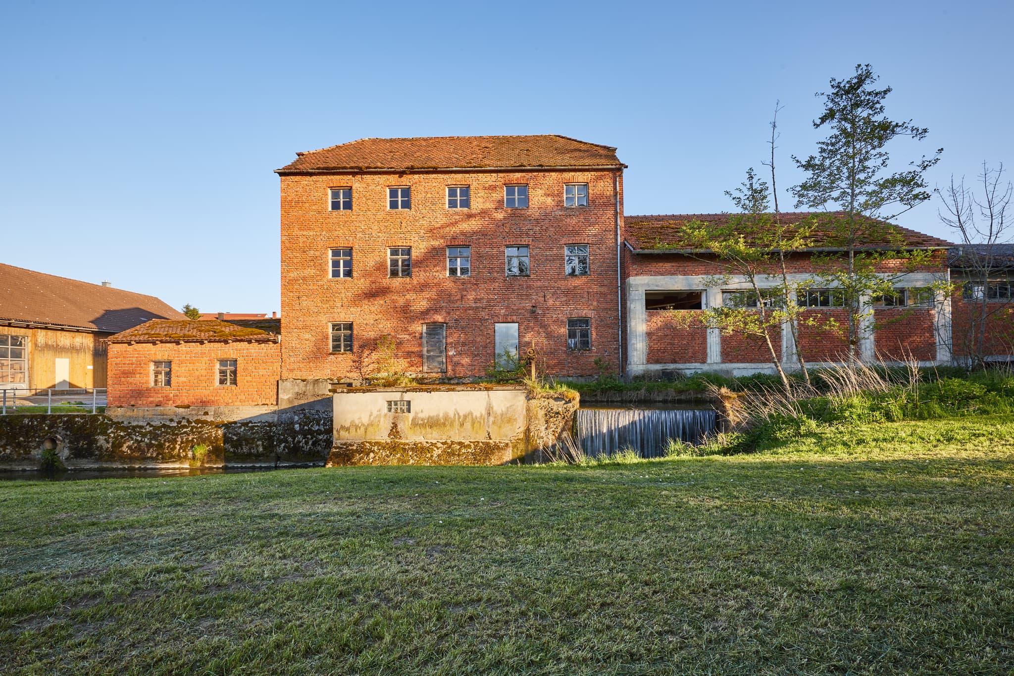 Historische Hubermühle Gera in Fraundorf bei Mitterskirchen, Landkreis Rottal-Inn, NIederbayern, Deutschland. Eindrucksvolles Foto einer alten Mühle.