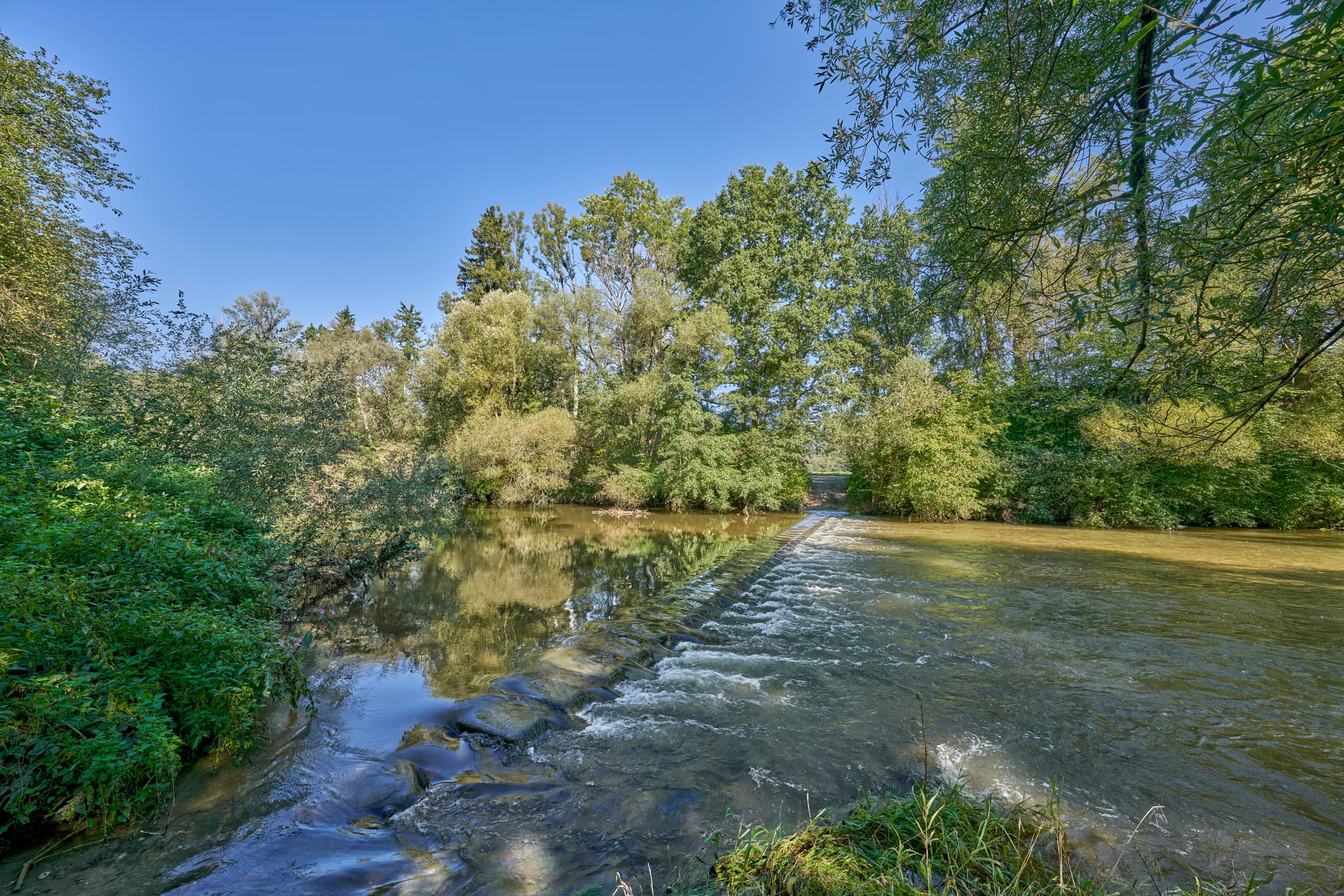 Hoher Wasserstand an Isen Schokobreggal in Winhöring, Landkreis Altötting, Oberbayern. Die Inn-Salzach Region in Deutschland.