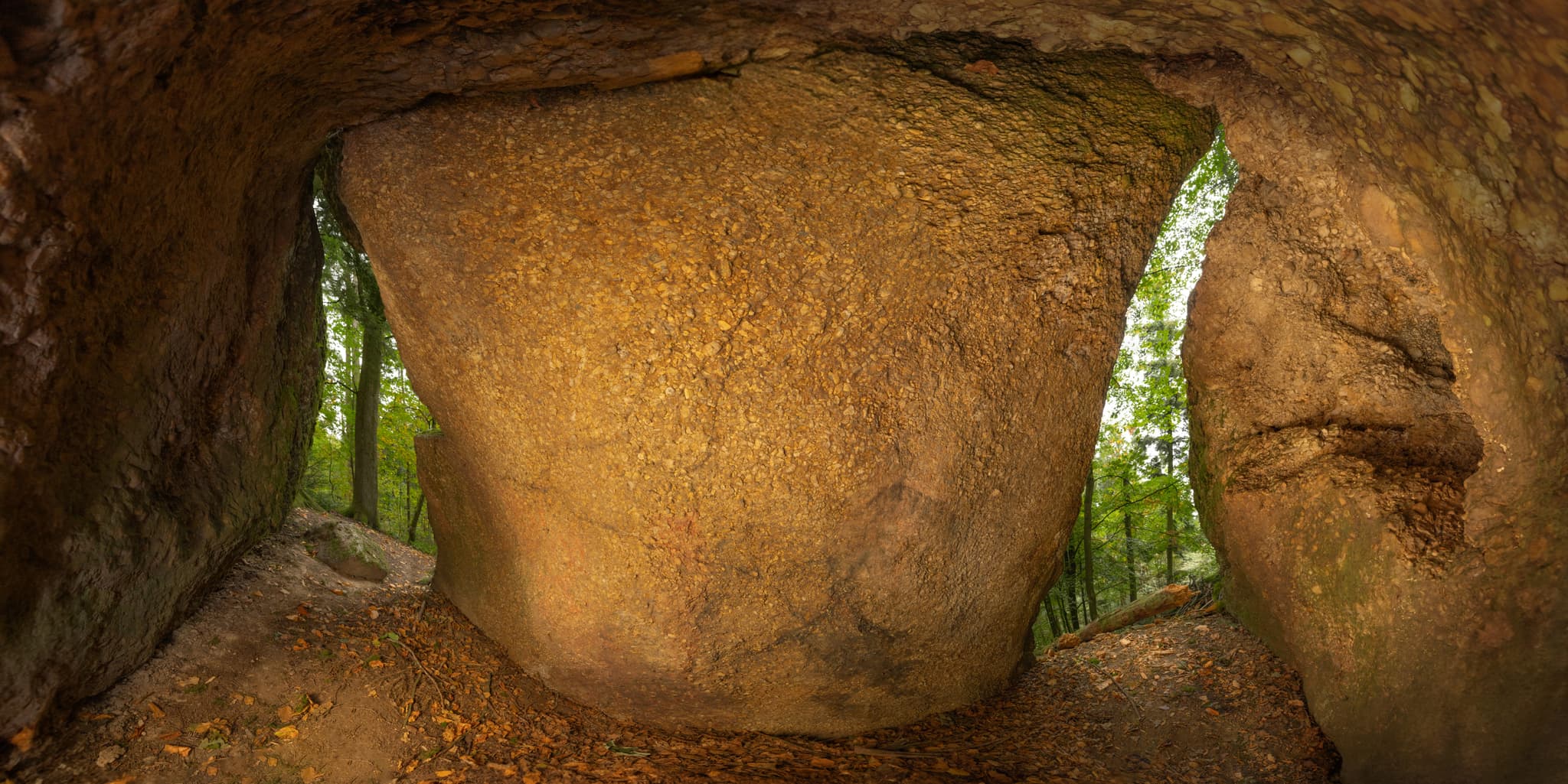 Felsmalerei am Teufelsfelsen, Teufelsstein im Wald bei Bad Griesbach, Passau, Niederbayern. Das Bild zeigt einen Durchgang zwischen zwei großen Felsen als Pano.