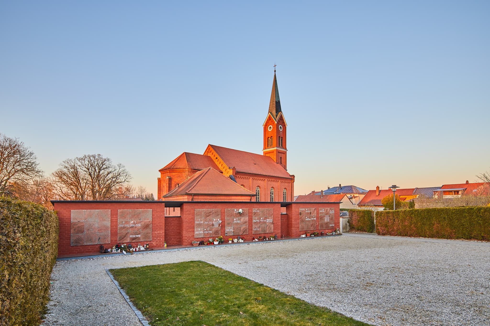 Die Pfarrkirche Sankt Andreas mit Urnenwand in Wurmannsquick, Rottal-Inn, Niederbayern, Deutschland. Eine beeindruckender Backsteinbau im schönsten Licht.