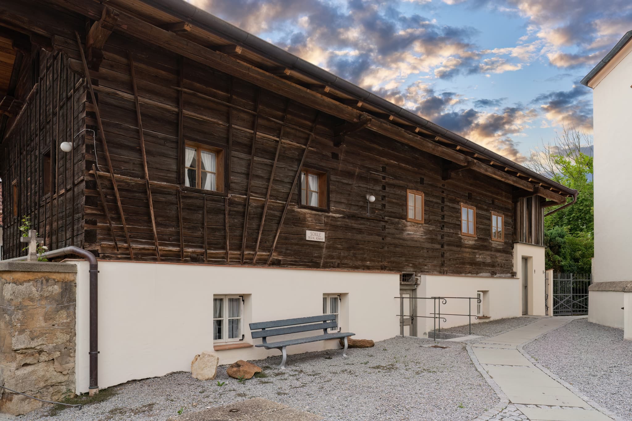 Historische Weng Schule Bruder Konrad an der Pfarrkirche St. Johannes der Täufer in Bad Griesbach im Rottal, Landkreis Passau, Niederbayern, Deutschland.