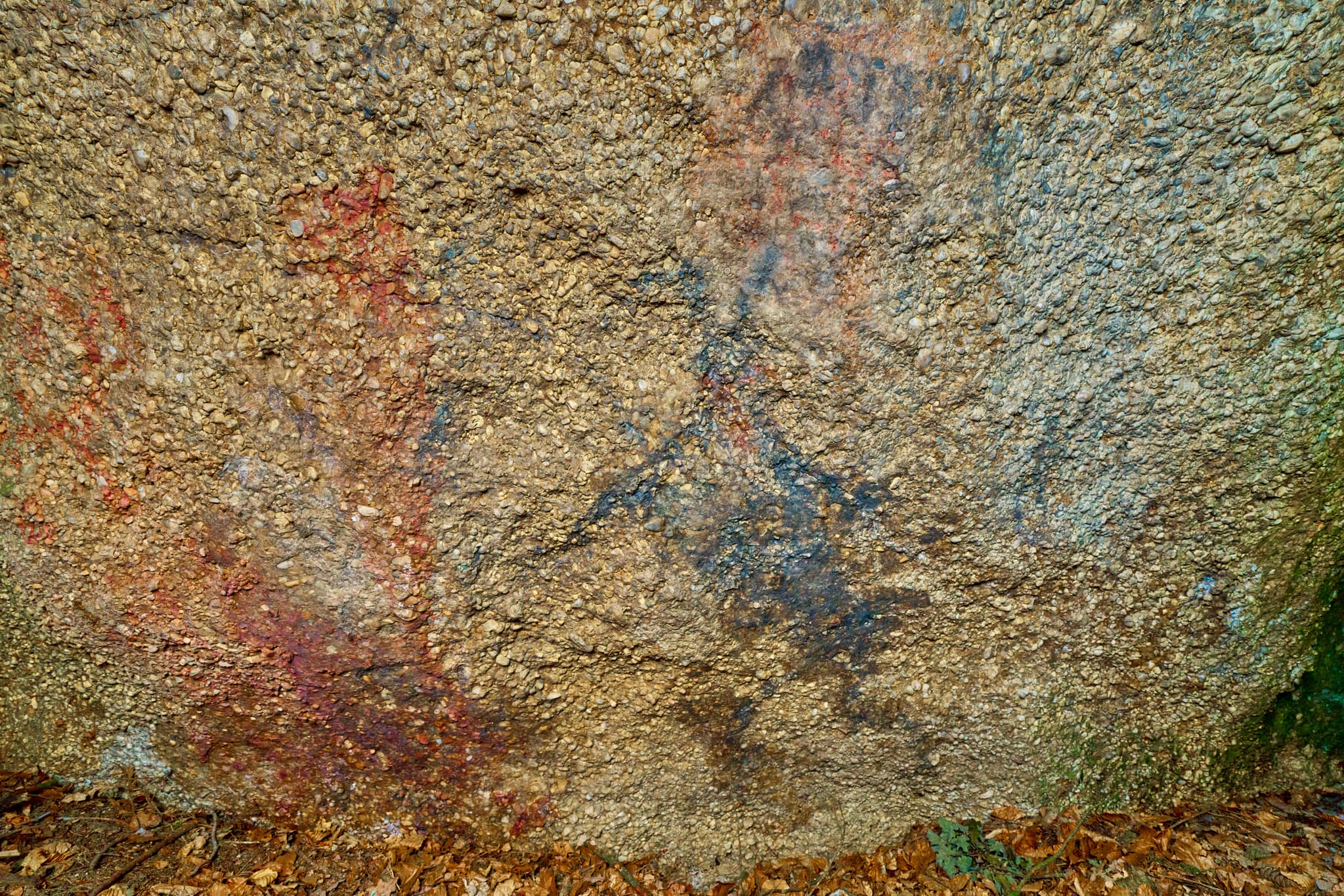 Teufelsfelsen mit Felsenmalerei in Bad Griesbach, Landkreis Passau, Niederbayern, Deutschland. Darstellung auf Felsen.