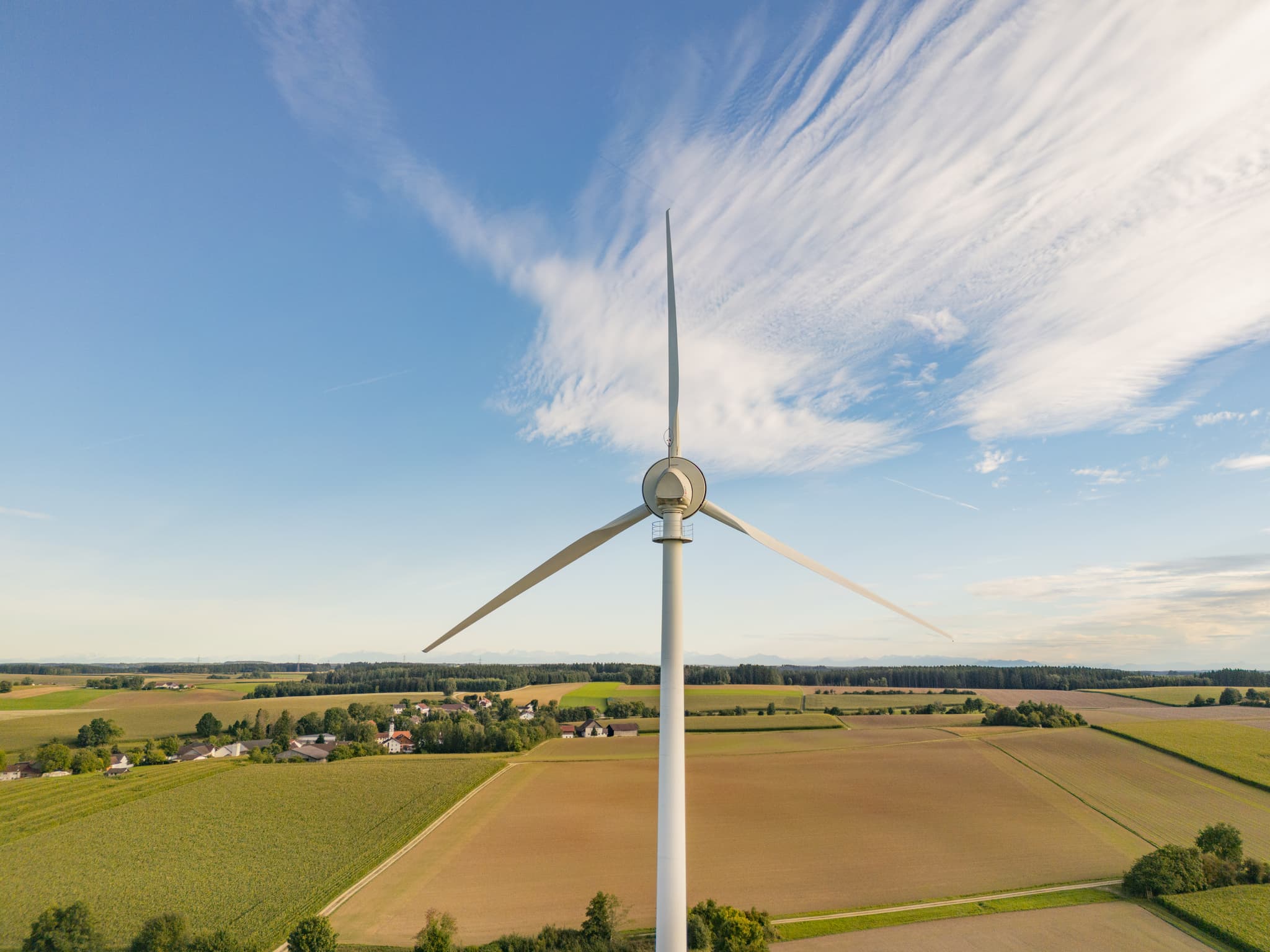 Windkraftanlage bei Dirnaich, Gangkofen, Landkreis Rottal-Inn, Niederbayern. Ländliche Landschaft im Holzland, Deutschland, mit Feldern unter blauem Himmel.