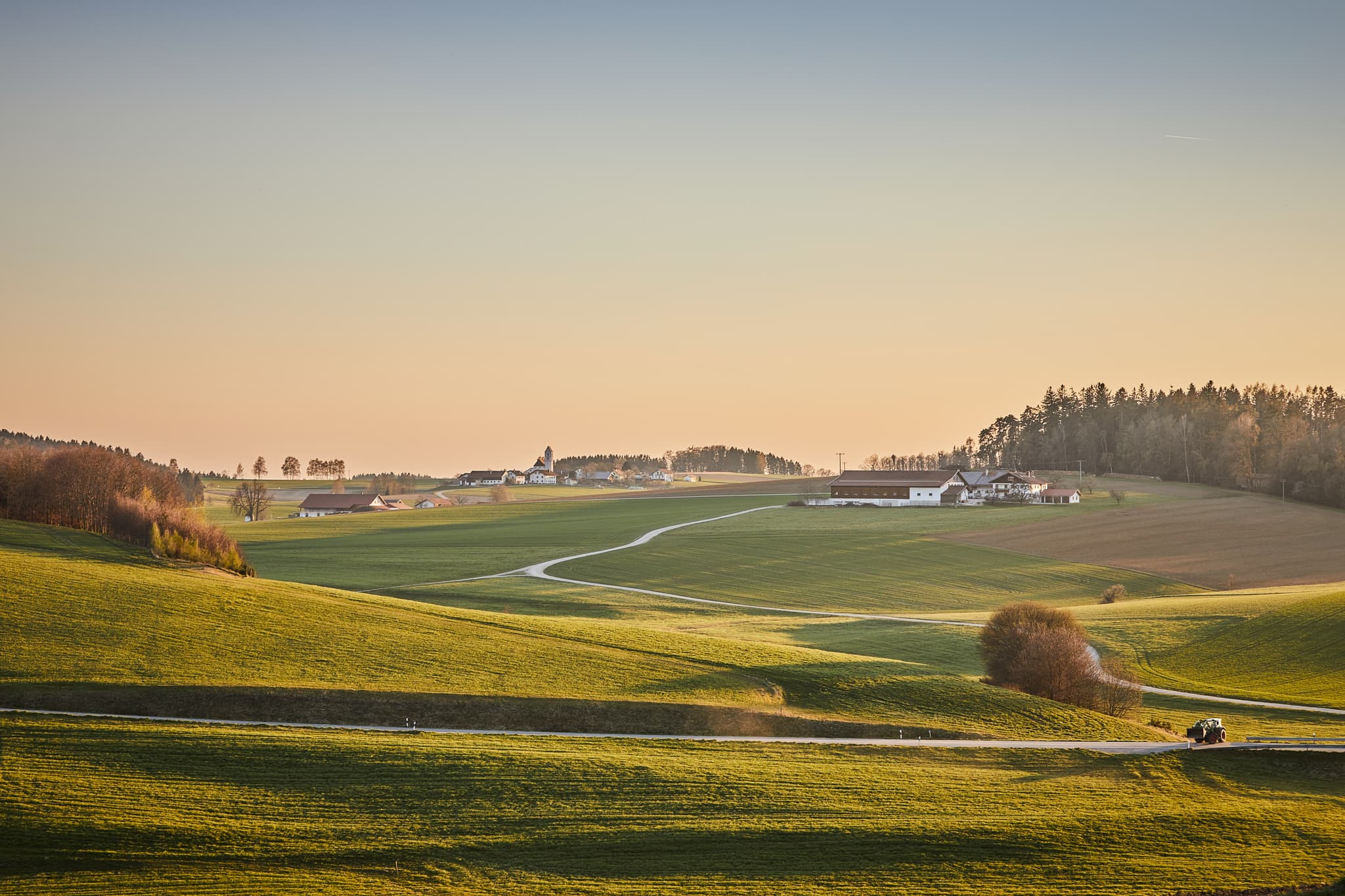 Biberg Aussicht nach Ecking, Reichwald, Reischach, Altötting. Die hügelige Landschaft des Holzlandes in Oberbayern, Deutschland, zeigt Felder und Höfe.