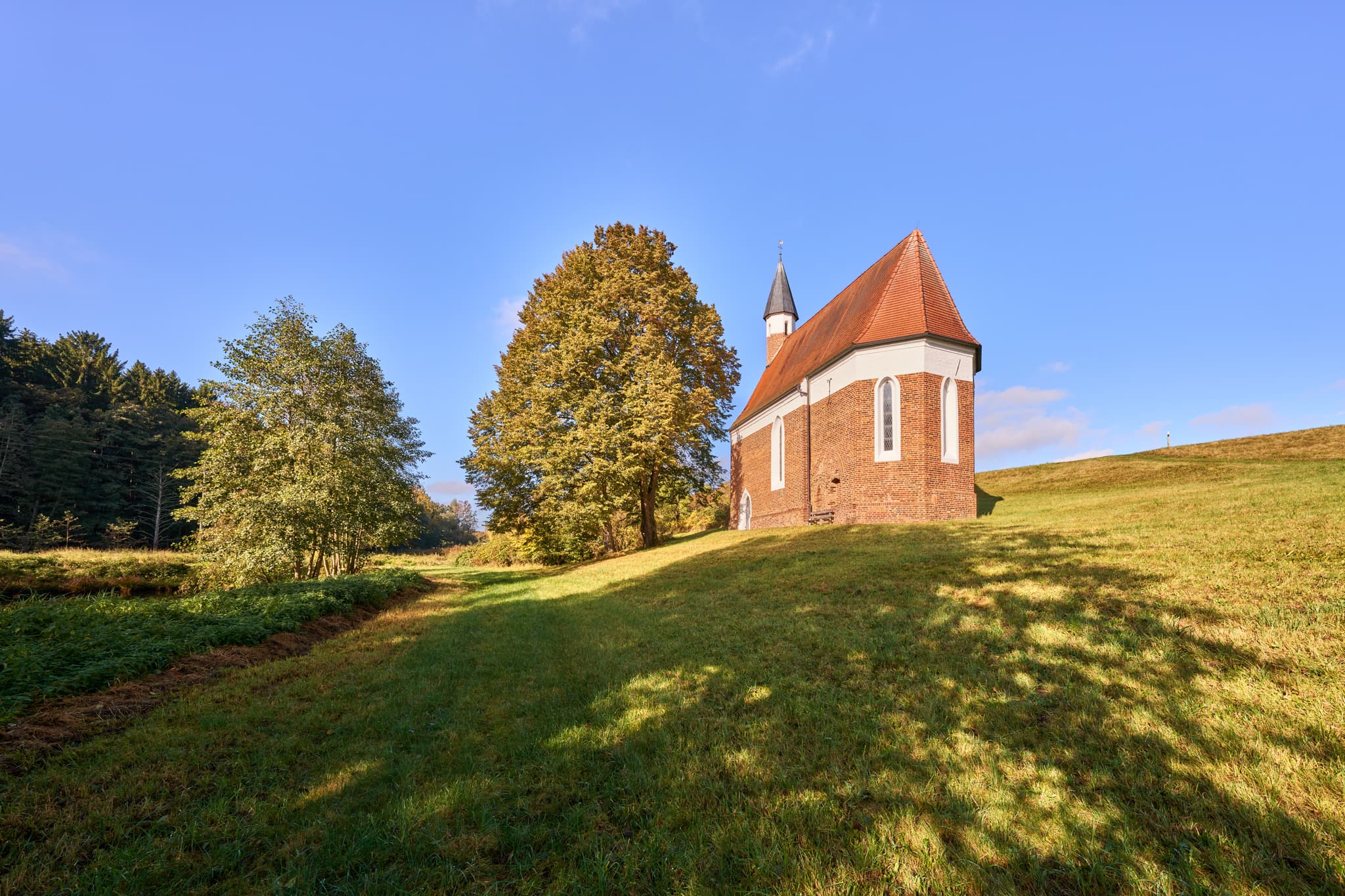 Die St. Koloman Kirchlein in Martinskirchen, Wurmannsquick, Rottal-Inn, Niederbayern, Deutschland, präsentiert sich in der ländlichen Landschaft des Holzlandes.