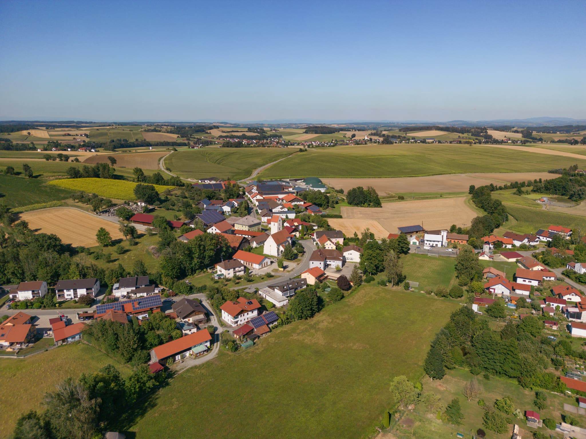 Luftbild von Reutern, einem Ortsteil von Bad Griesbach im Landkreis Passau, Niederbayern. Die idyllische Landschaft des Bäderdreiecks in Deutschland.