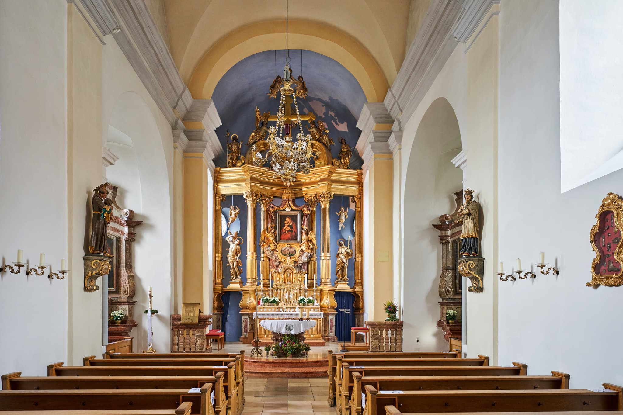 Die Klosterkirche Mariahilf liegt hoch über dem Inn bei Passau, Innstadt, Niederbayern, Ausflugsziel mit Wallfahrtskirche, Kirche Innen Altar
