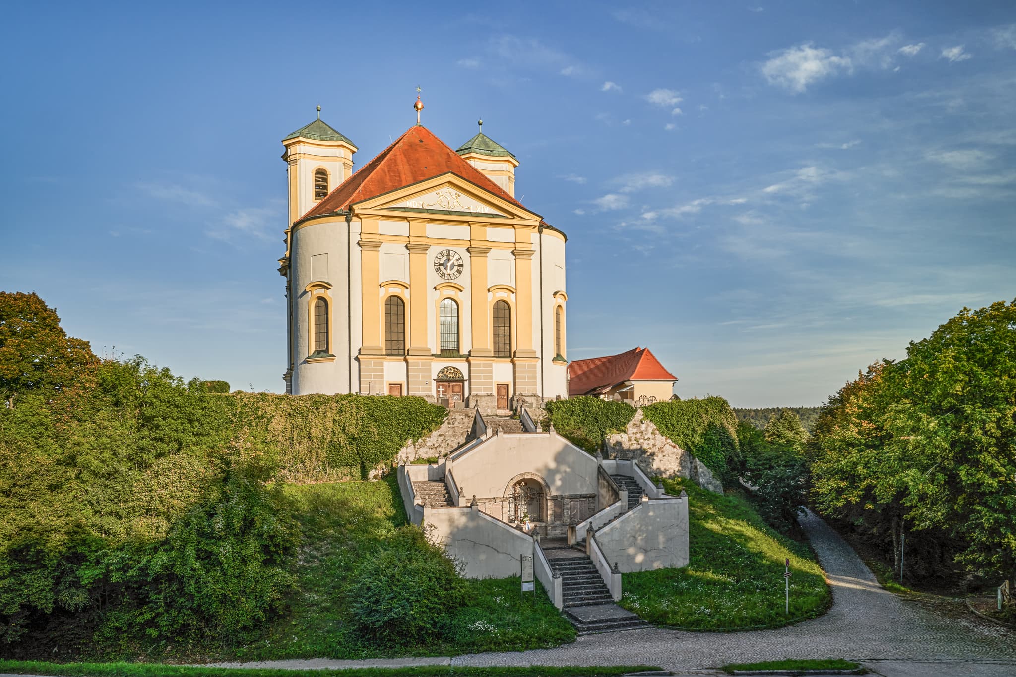 Die Wallfahrtskirche Maria Schutz auf dem Marienberg in Burghausen, Landkreis Altötting, Oberbayern, Deutschland, zeigt sich in ihrer vollen Pracht.