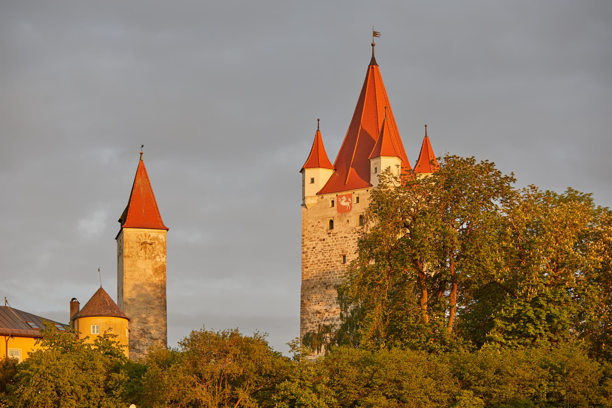 Schlossturm und Burgturm in Haag, Mühldorf am Inn, Oberbayern. Historische Türme inmitten der Landschaft der Inn-Salzach Region in Deutschland.