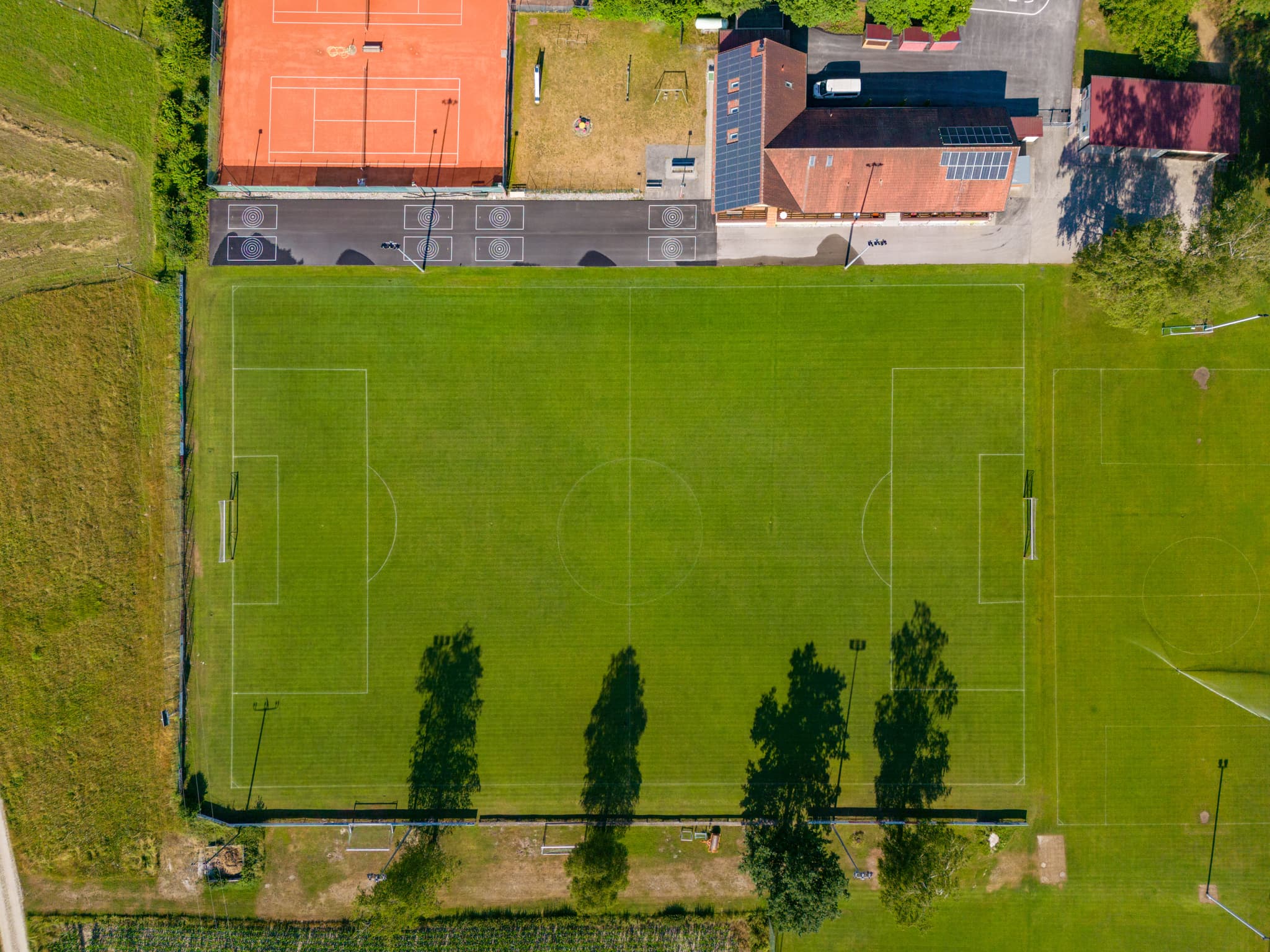 Sportplatz Perach, Altötting, Oberbayern, Deutschland, Inn-Salzach Region mit Sportanlagen und umliegender Landschaft.