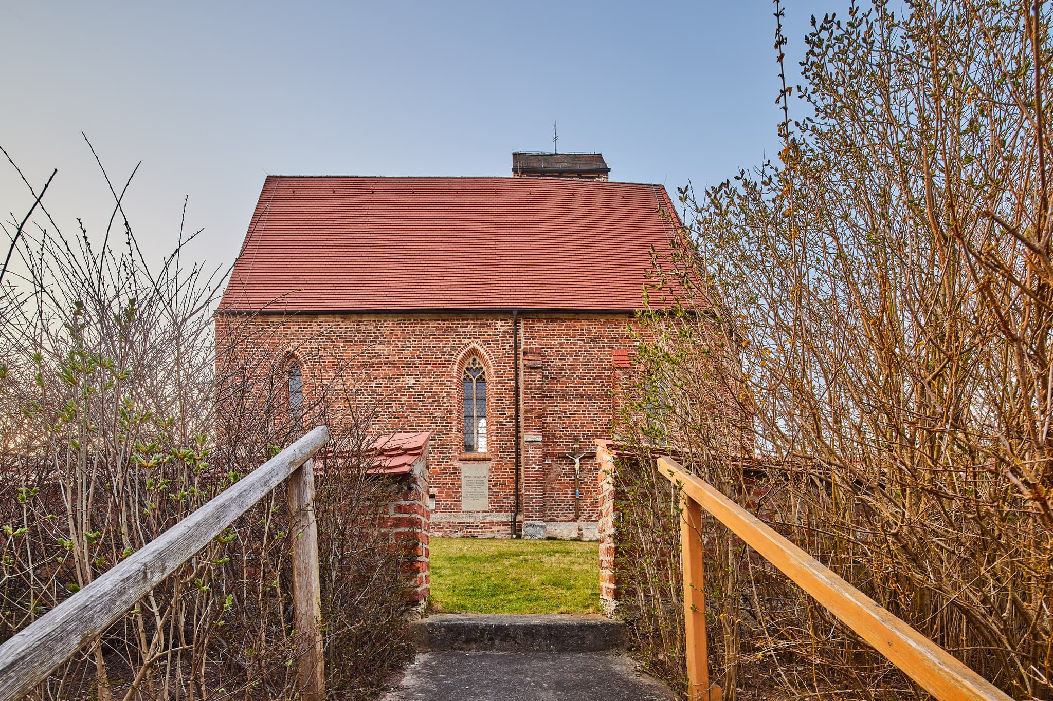 Historische Backsteinkirche Gehersdorf, Zeilarn, Landkreis Rottal-Inn, Niederbayern. Gotteshaus der Region Holzland, Deutschland. Rotes Dach, idyllisch gelegen.
