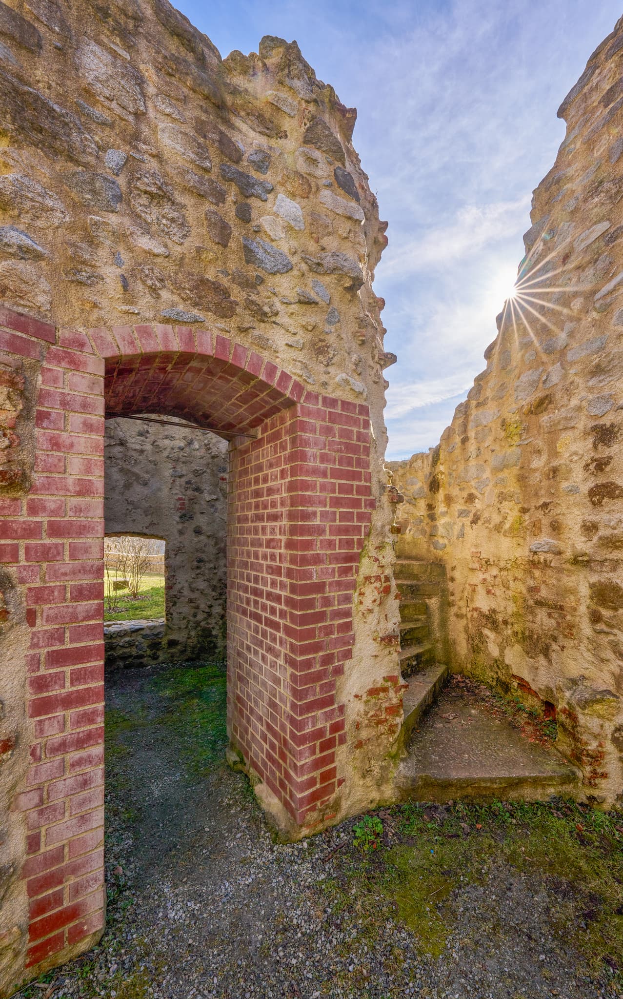 Historische Schlossruine Neuburg am Inn im Landkreis Passau, Niederbayern. Steine, Backsteinbögen, Treppe unter strahlender Sonne in der Donau-Wald Region.