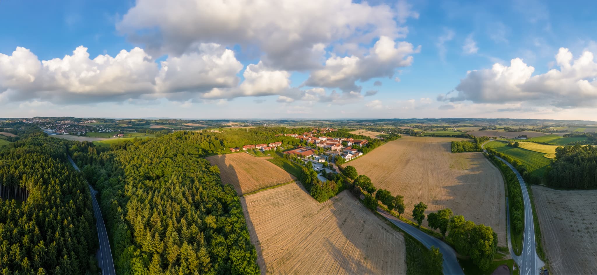 Luftbild der Therme Bad Griesbach mit umliegender Stadt und Straßen. Landkreis Passau, Niederbayern, Deutschland, Bäderdreieck-Region.
