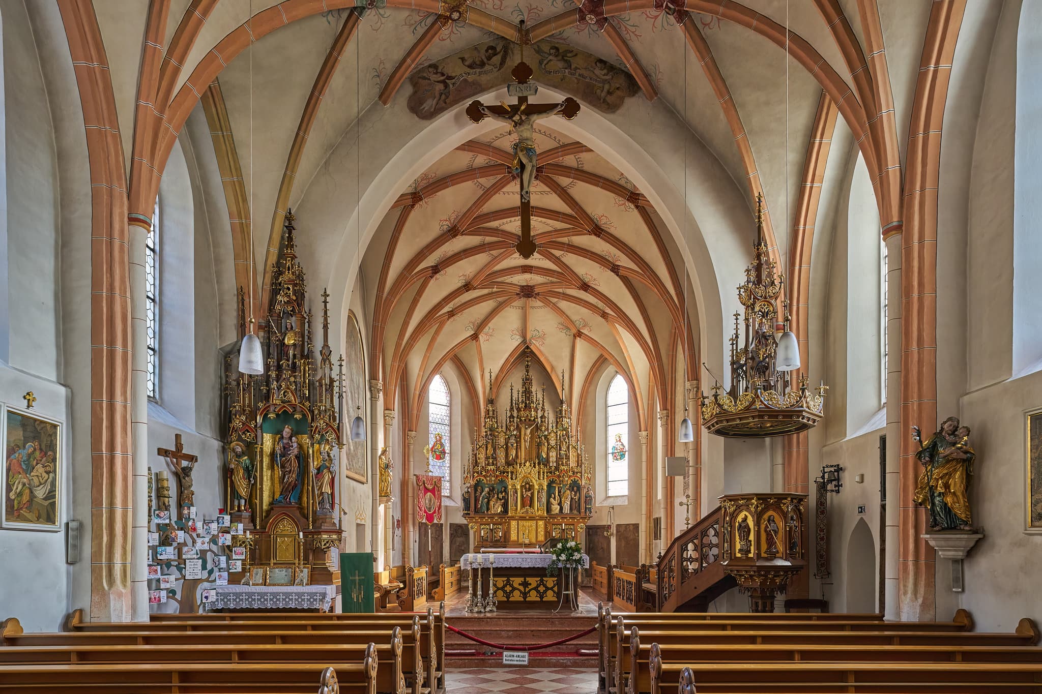 Pfarrkirche St. Martinus in Zeilarn, Landkreis Rottal-Inn, Niederbayern, Deutschland. Der Sakralbau im Holzland zeigt Altar, Kanzel, Kirchenschiff, Gewölbe.