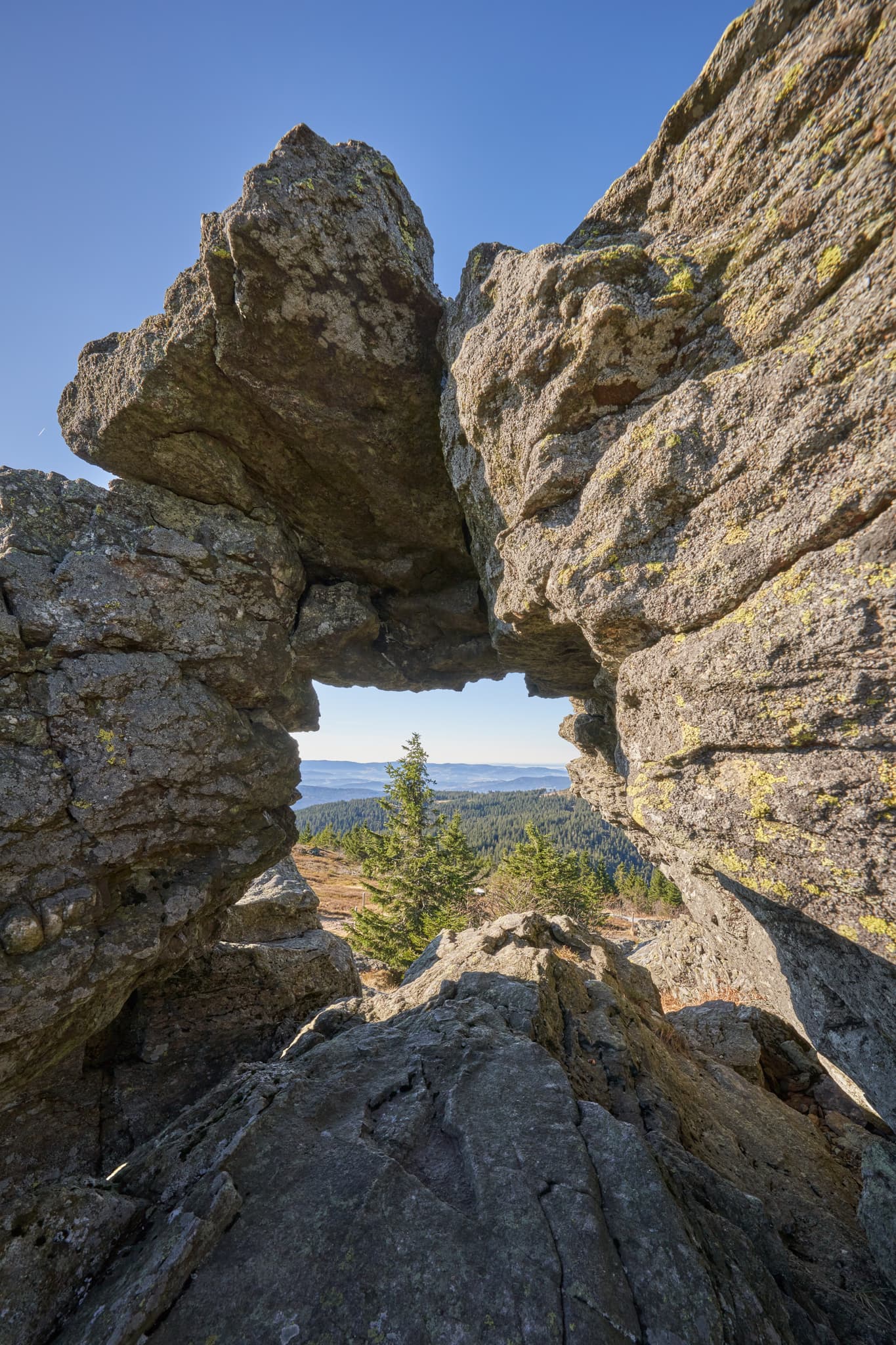 Durchblick durch Felsformation auf dem Großen Arber, Bayerisch Eisenstein, Regen, Niederbayern, Deutschland.