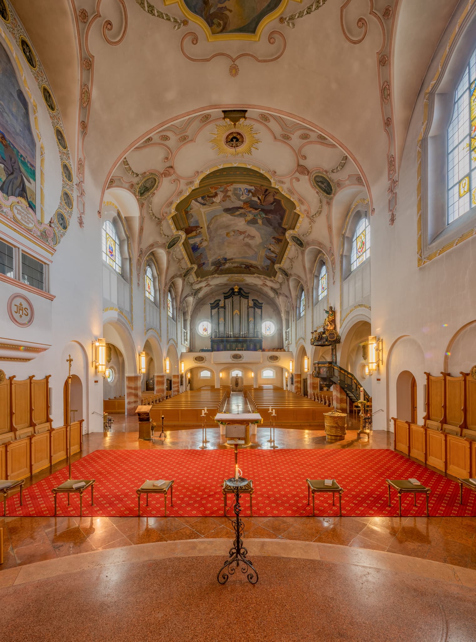 Stadt Pfarrkirche Heilige Familie in Bad Griesbach, Landkreis Passau, Niederbayern, Bayern. Das Bild zeigt die Kirchenbänke und die Deckenmalerei.