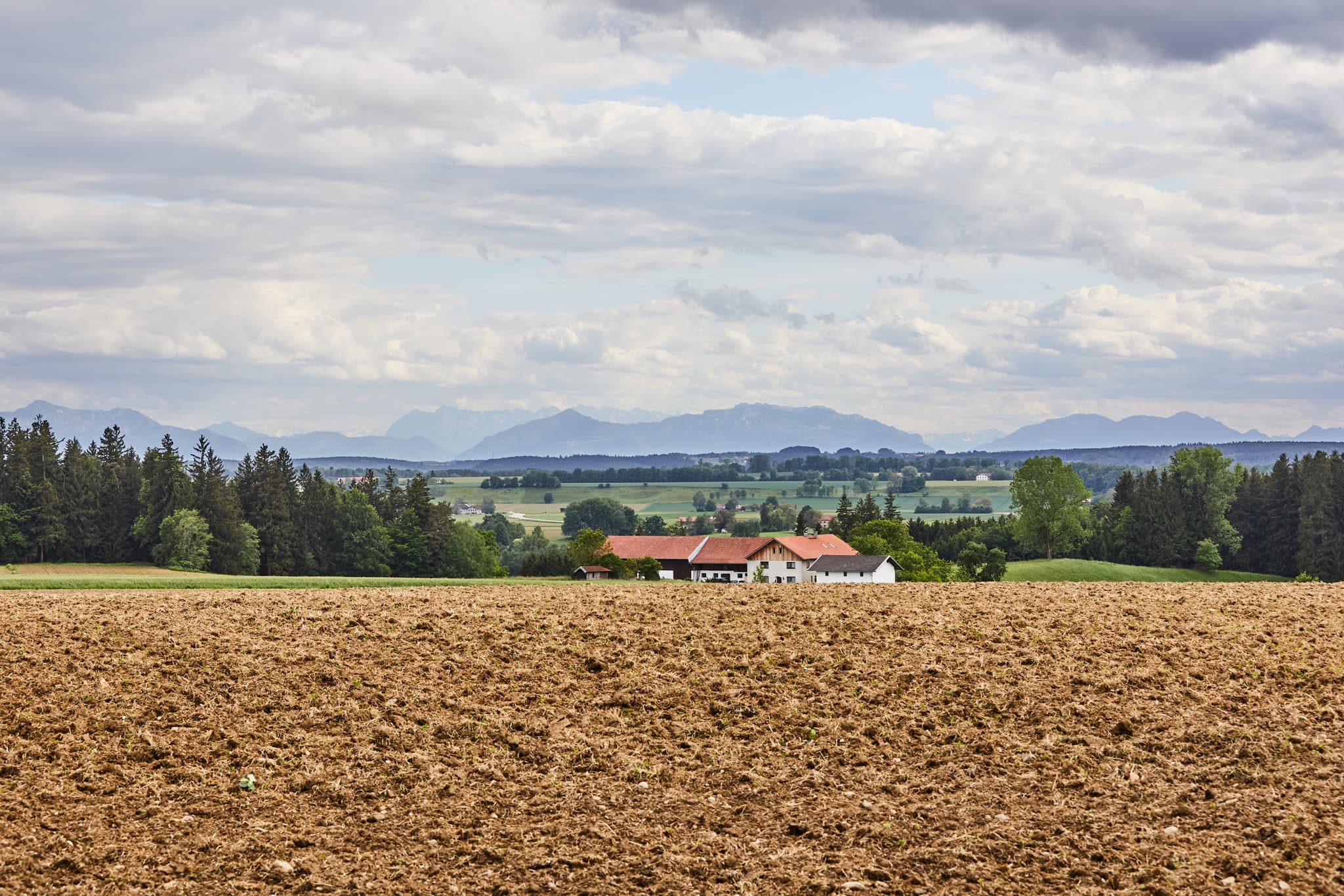 Aussichtspunkt Kobeln bei Wald, Garching, Altötting, Oberbayern. Ländliche Landschaft mit Feldern, Höfen, Wäldern und Alpenpanorama. Inn-Salzach, Deutschland.