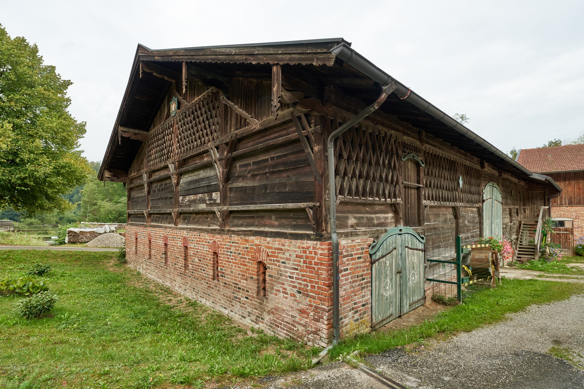 Historischer Bundwerkstadl in Hochmühle, Reischach, Landkreis Altötting, Oberbayern. Traditionelles Gebäude der Region Inn-Salzach, Deutschland.
