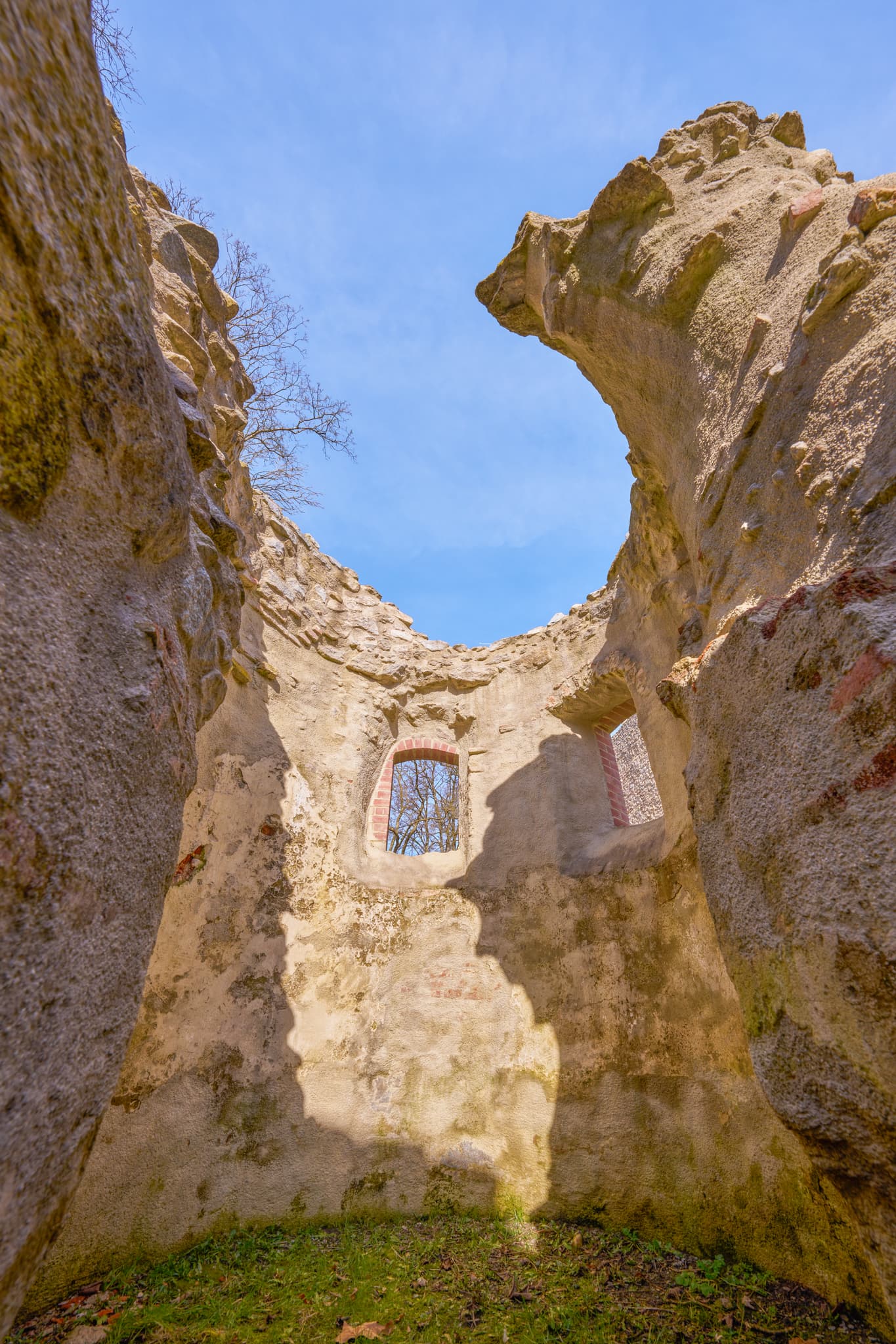 Blick in die Ruine von Schloss Neuburg bei Neuburg am Inn. Historische Mauern unter blauem Himmel im Landkreis Passau, Niederbayern, Deutschland.