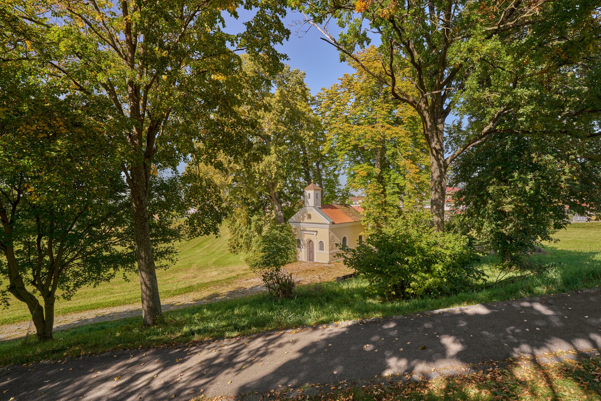 Die Stadt Bräukapelle in Bad Griesbach, Landkreis Passau, Niederbayern, im Bäderdreieck Deutschlands. Idyllische Kapelle umgeben von Bäumen.
