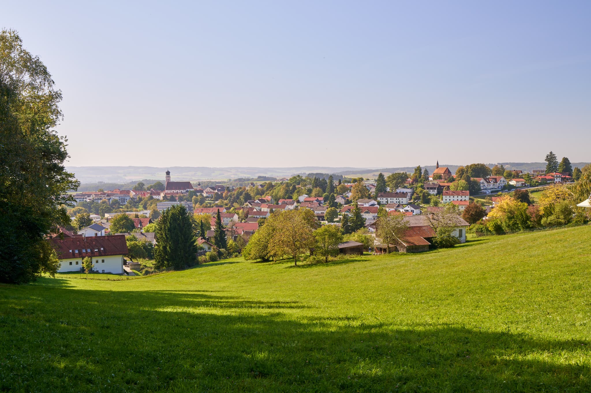 Landschaftsansicht von Bad Griesbach, Stadt im Landkreis Passau, Niederbayern, Bayern, Deutschland. Die Region liegt im Bayerischen Wald.