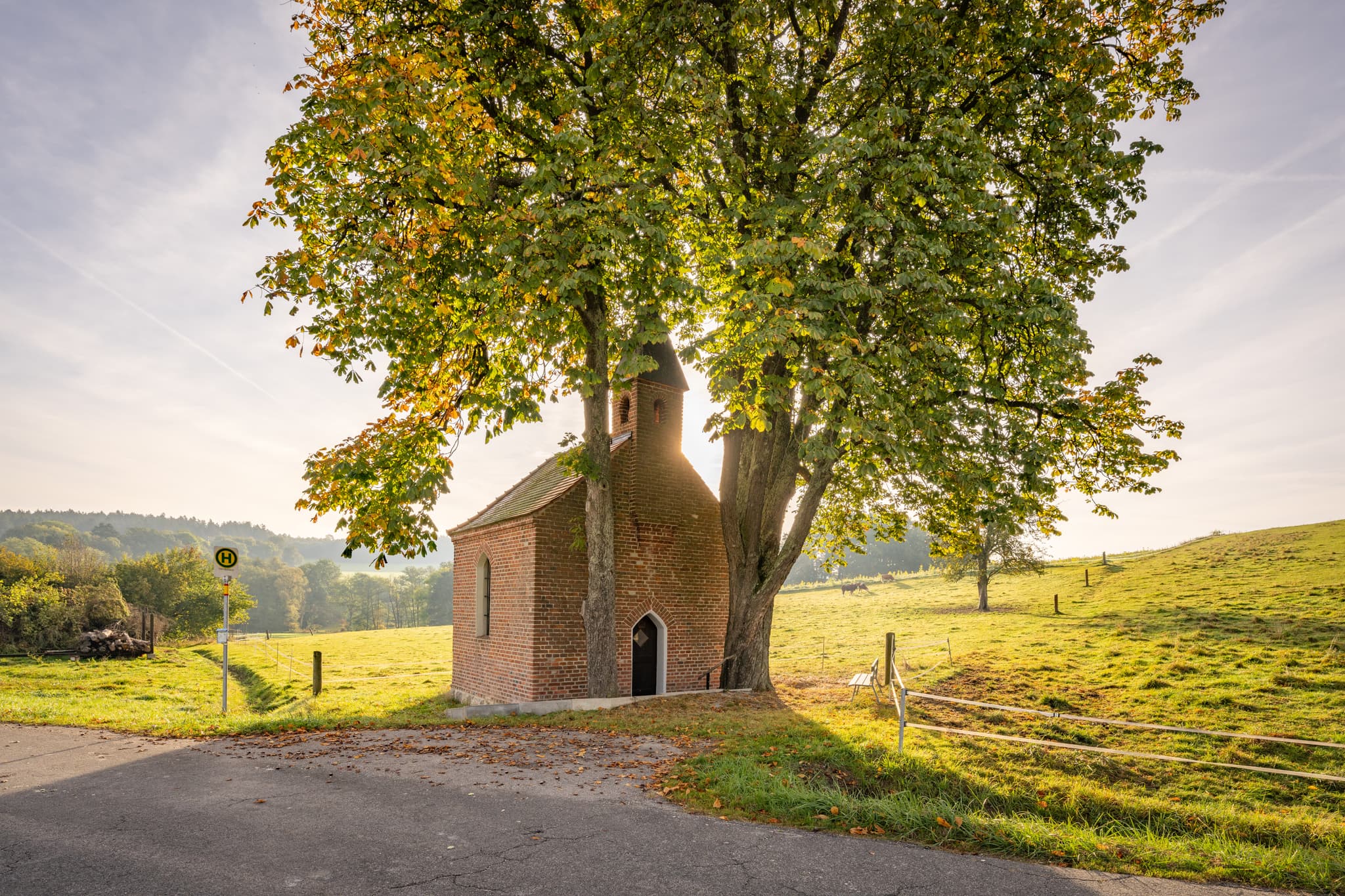 Steina Kapelle in Bad Birnbach, Rottal-Inn, Niederbayern, Bäderdrieck, Deutschland. Backsteinkapelle auf dem Land, umgeben von Wiesen und Hügeln.