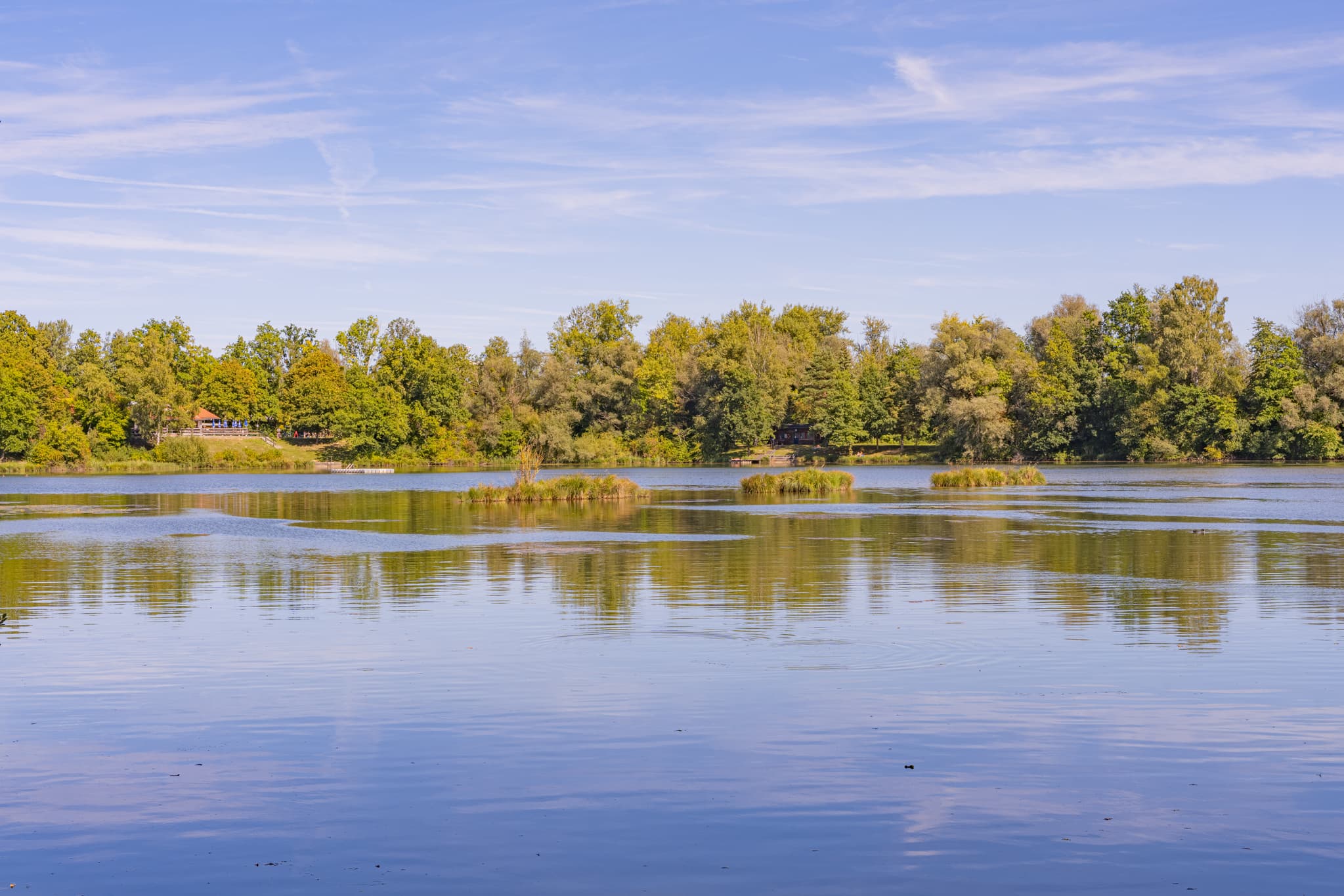 Badesee Simbach, Waldsee Lago im Sommer, Kirchdorf am Inn, Rottal-Inn, Niederbayern. Seenlandschaft mit bewaldeten Ufern im Bäderdreieck, Deutschland.