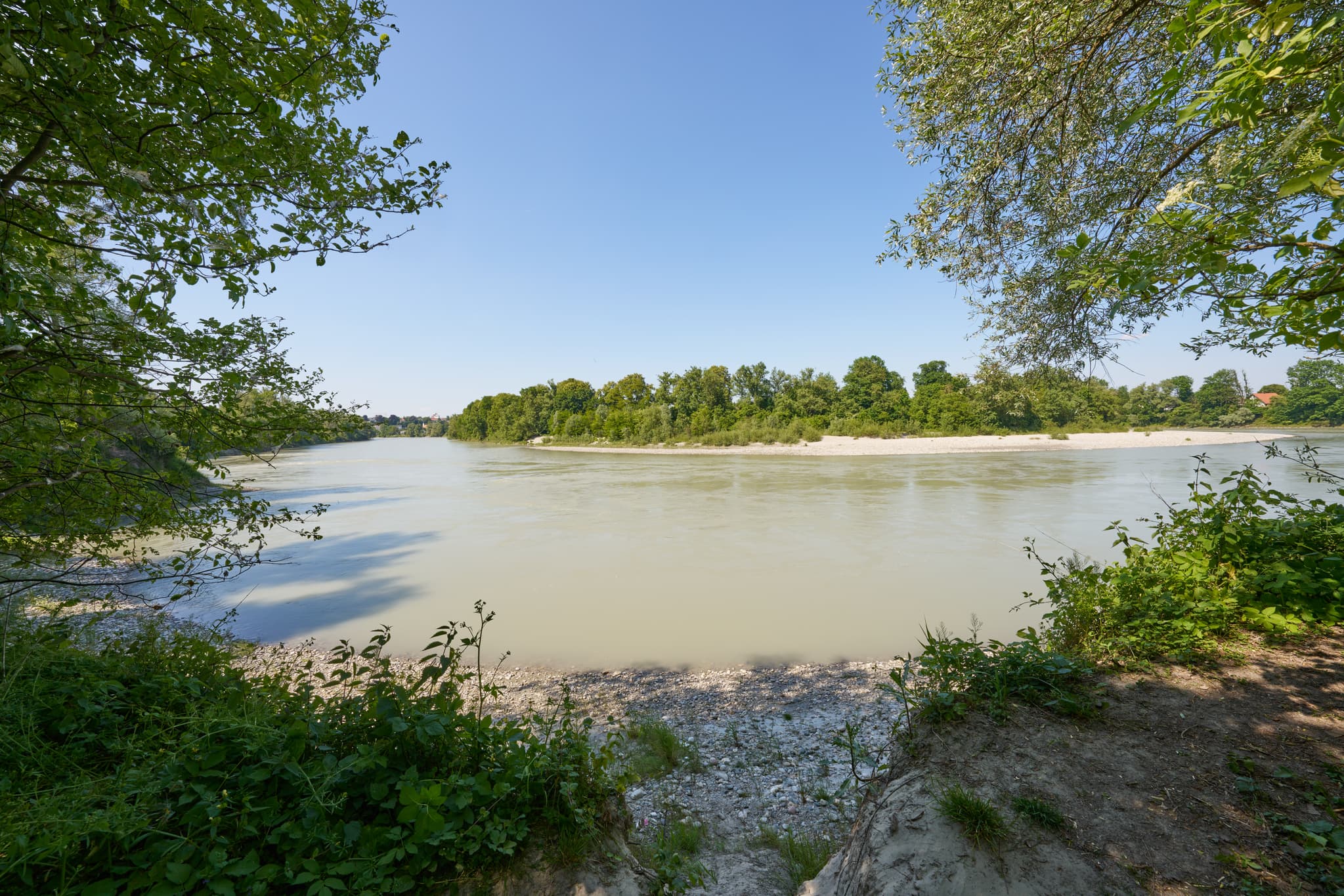 Naturerlebnisweg Innaue, Mühldorf am Inn (Oberbayern, Inn-Salzach), Deutschland. Fluss Inn mit Ufer, Kiesbänken, blauem Himmel.