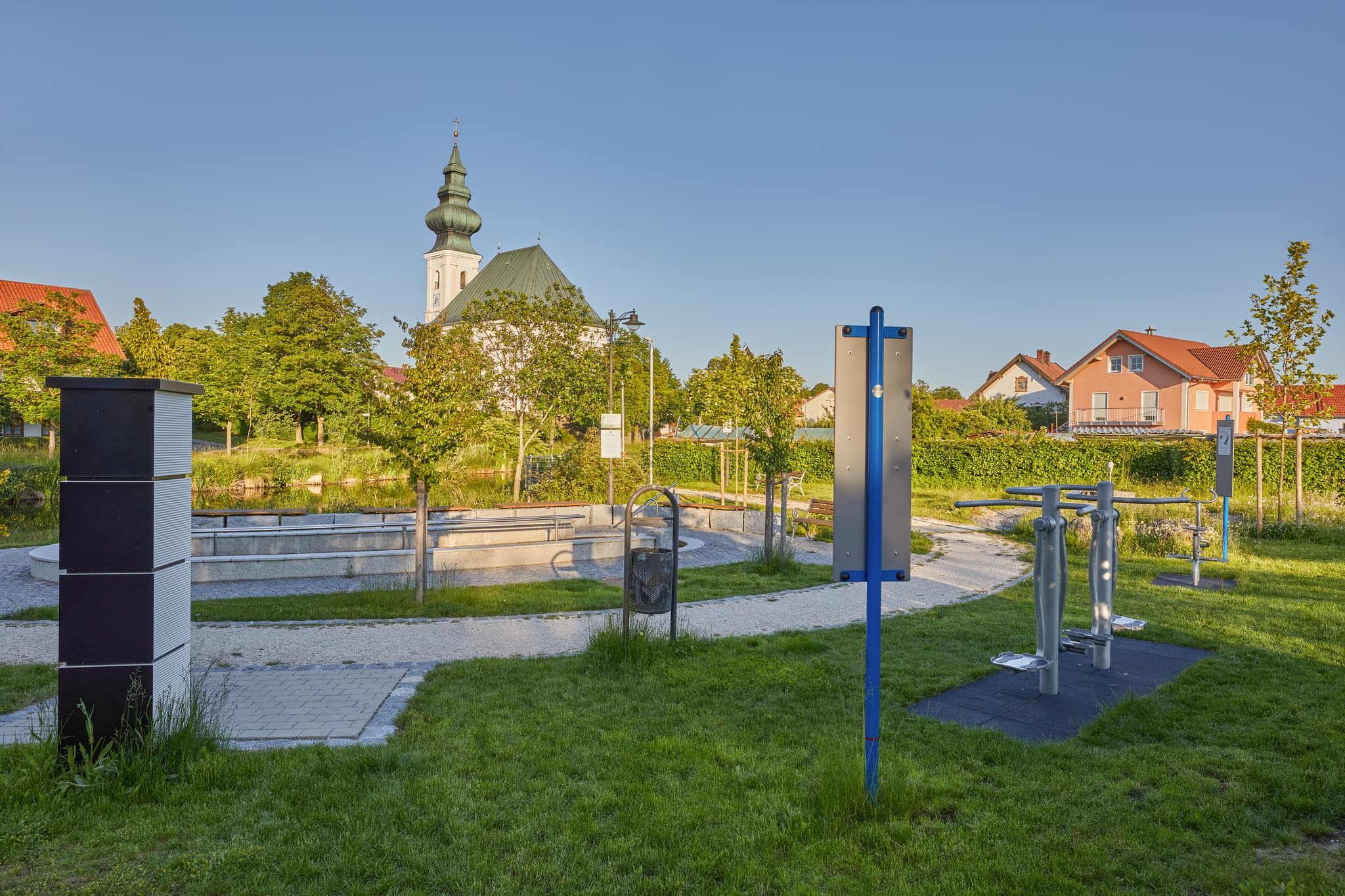 Kirchweidach im Landkreis Altötting, Oberbayern, Region Inn-Salzach, Deutschland. Bilder zeigen Dorfweiher, Kneippanlage und die Kirche. Schönes Ausflugsziel.