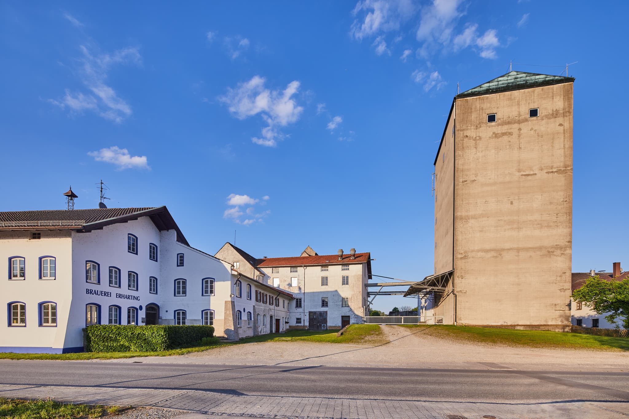 Idyllische Ansicht der Brauerei Erharting im Landkreis Mühldorf am Inn, Oberbayern. Das traditionelle Brauereigebäude prägt die Inn-Salzach Region.
