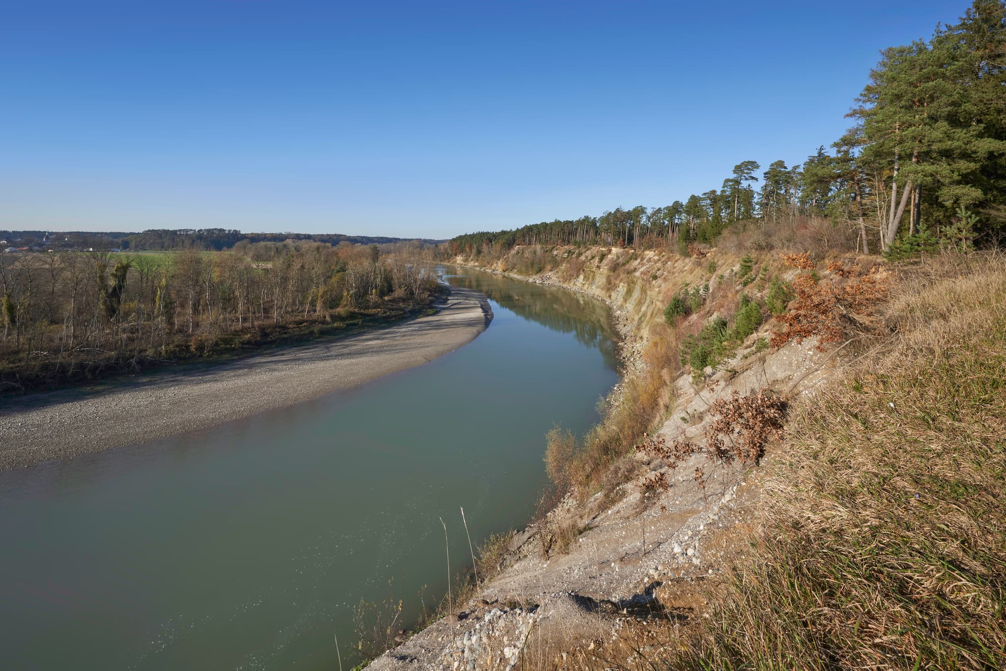 Heisting Prallhang am Inn bei Ebing in Polling, Landkreis Mühldorf am Inn, Oberbayern. Eine beeindruckende Flusslandschaft im Herzen der Inn-Salzach Region.