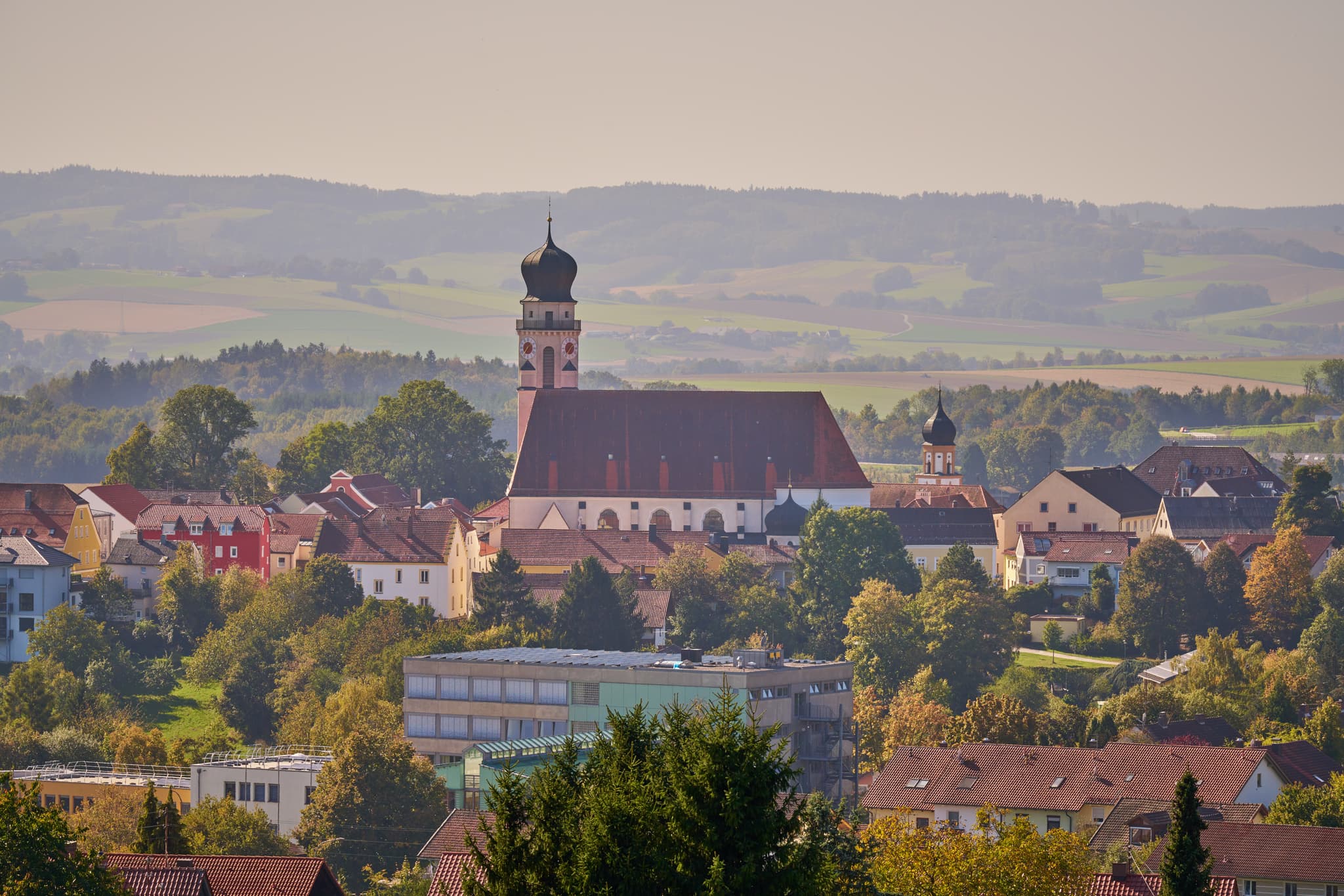 Landschaftsansicht von Bad Griesbach, Stadt im Landkreis Passau, Niederbayern, Bayern, Deutschland. Die Region liegt im Bayerischen Wald.