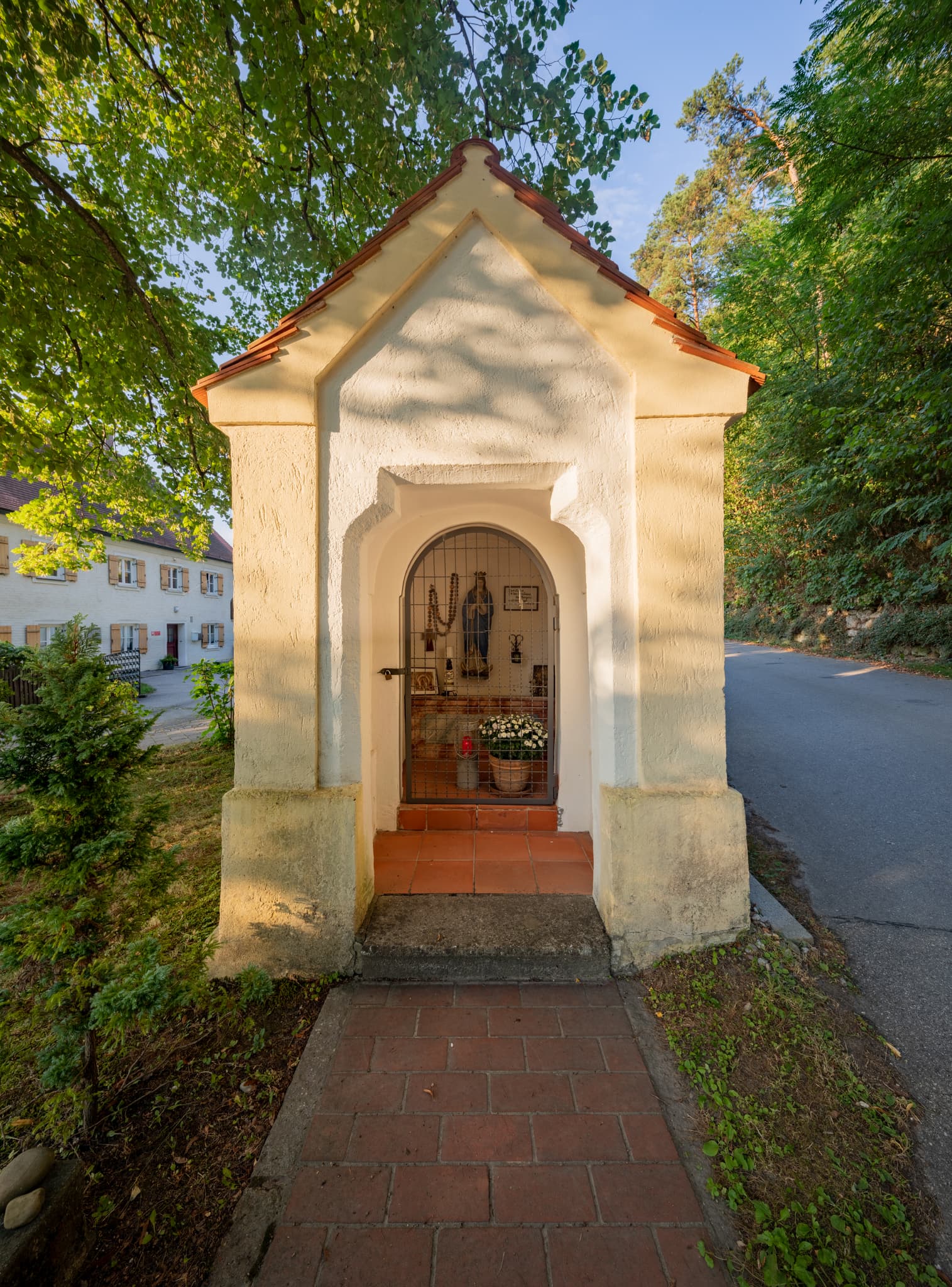 Bildstock am Kindergarten in Reischach, Reischach, Landkreis Altötting, Oberbayern, Inn-Salzach, Bayern, Deutschland.  Eine kleine Kapelle mit Marienfigur.