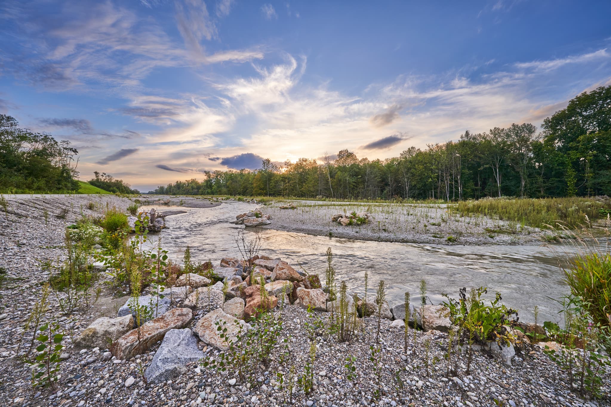 Fischwanderhilfe in Ering am INn, Landkreis Rottal-Inn, Niederbayern, Deutschland. Ein Blick auf die naturnahe Flusslandschaft mit Kieselbänken und Bäumen.
