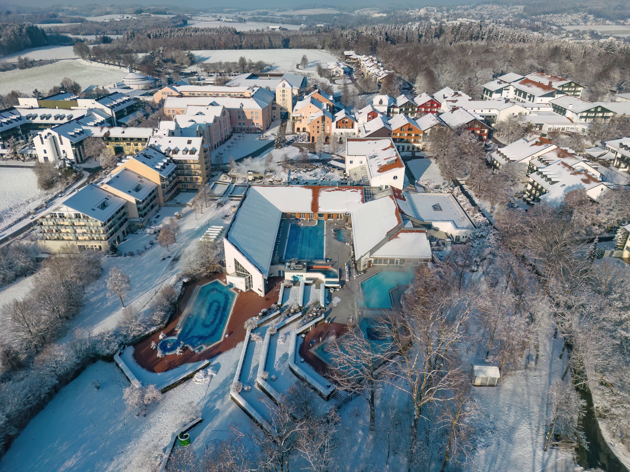 Winter-Luftbild der Therme in Bad Griesbach im Rottal, Landkreis Passau, Niederbayern, Deutschland. Eine Schneelandschaft erstreckt sich um die Anlage.