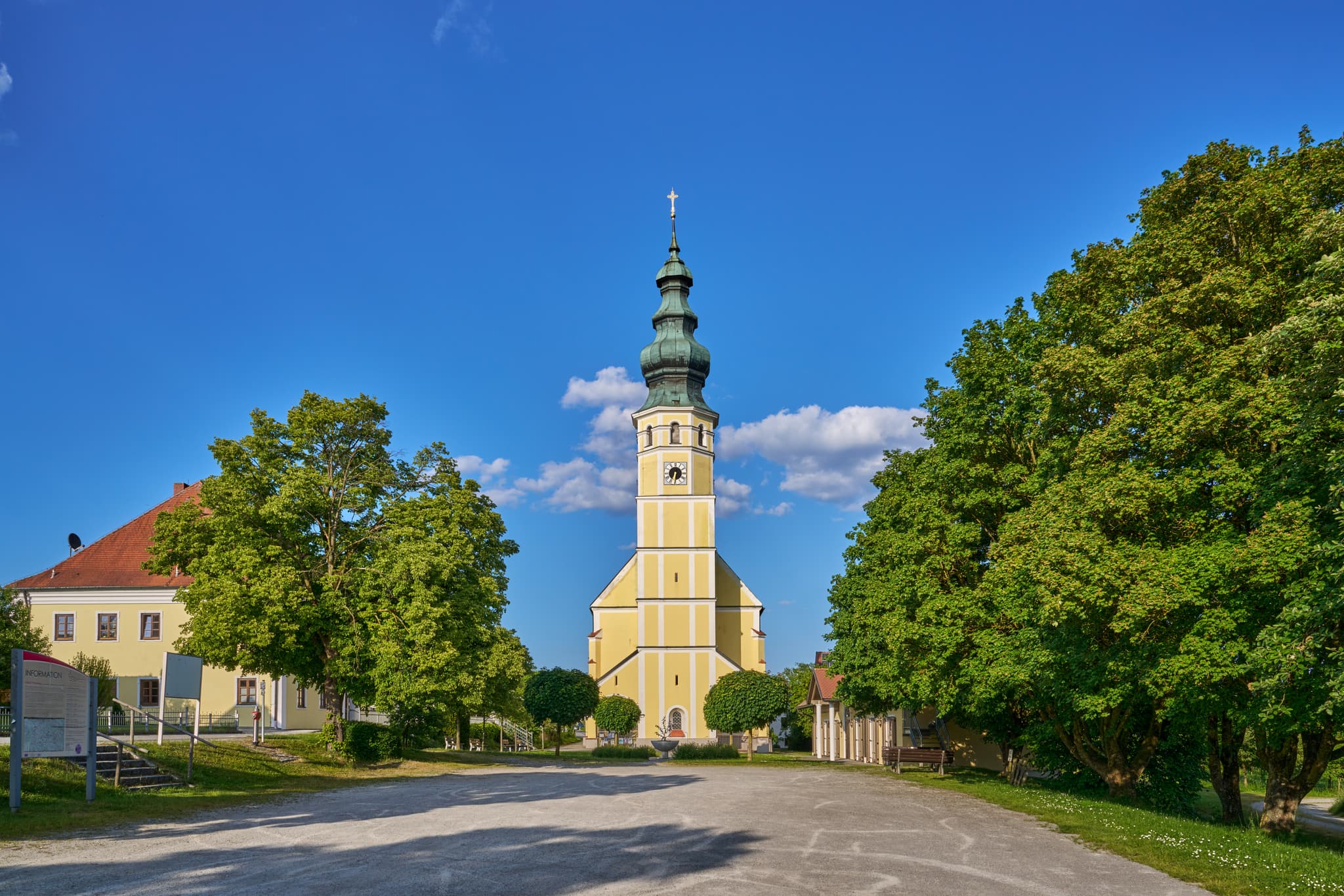 Die Wallfahrtskirche Mariä Himmelfahrt in Sammarei, Ortsteil von Ortenburg im Landkreis Passau, Niederbayern, Donau-Wald, Deutschland.