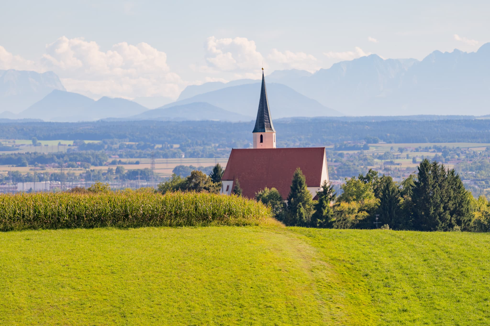 Pfarrkirche St. Georg und Urban in Stubenberg, Rottal-Inn, Niederbayern. Kirche mit weitem Alpenblick und Bergpanorama, Holzland, Deutschland.
