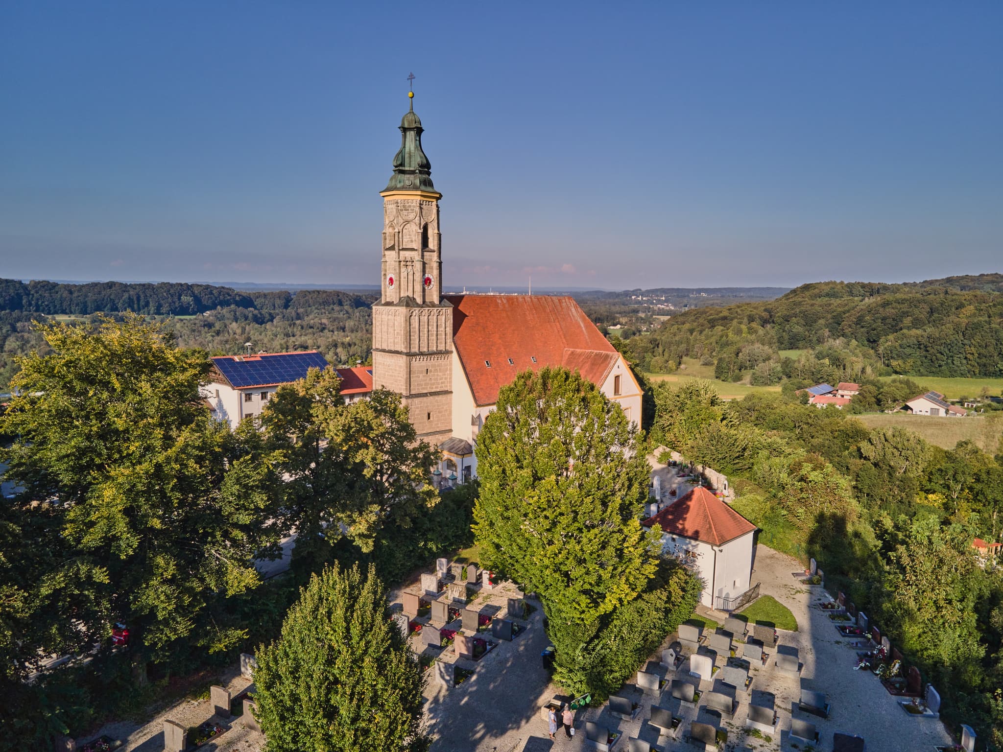 Luftaufnahme der St. Margarethenkirche mit Friedhof in Margarethenberg, Burgkirchen. Die historische Anlage im Landkreis Altötting, Oberbayern, Inn-Salzach.