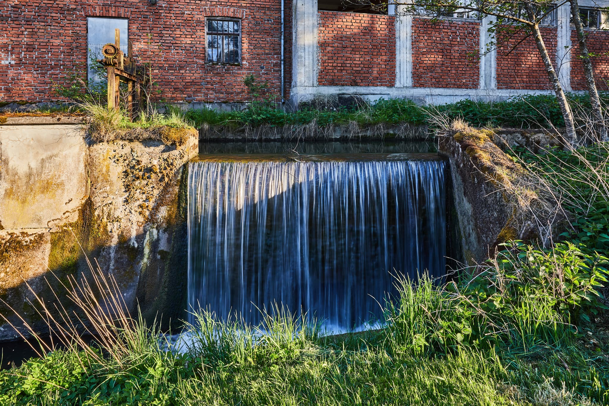 Bild einer Mühle mit Wasserfall in Fraundorf bei Mitterskirchen, Landkreis Rottal-Inn, Niederbayern, Inn-Salzach Region, Deutschland. Historische Wasserkraft.