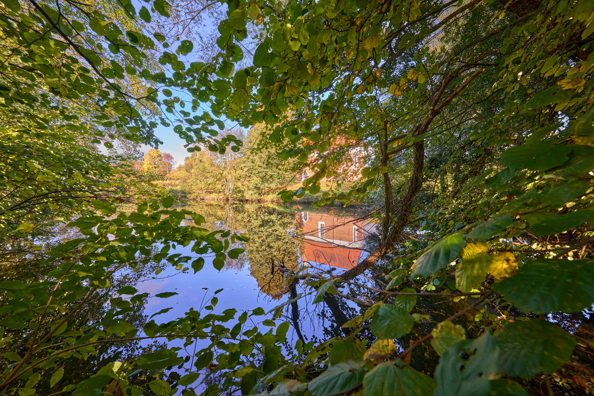 Martinskirchen St. Koloman Kirchlein in Wurmannsquick, Rottal-Inn, Niederbayern. Umgeben von Wasser und Bäumen in der Region Holzland, Deutschland.