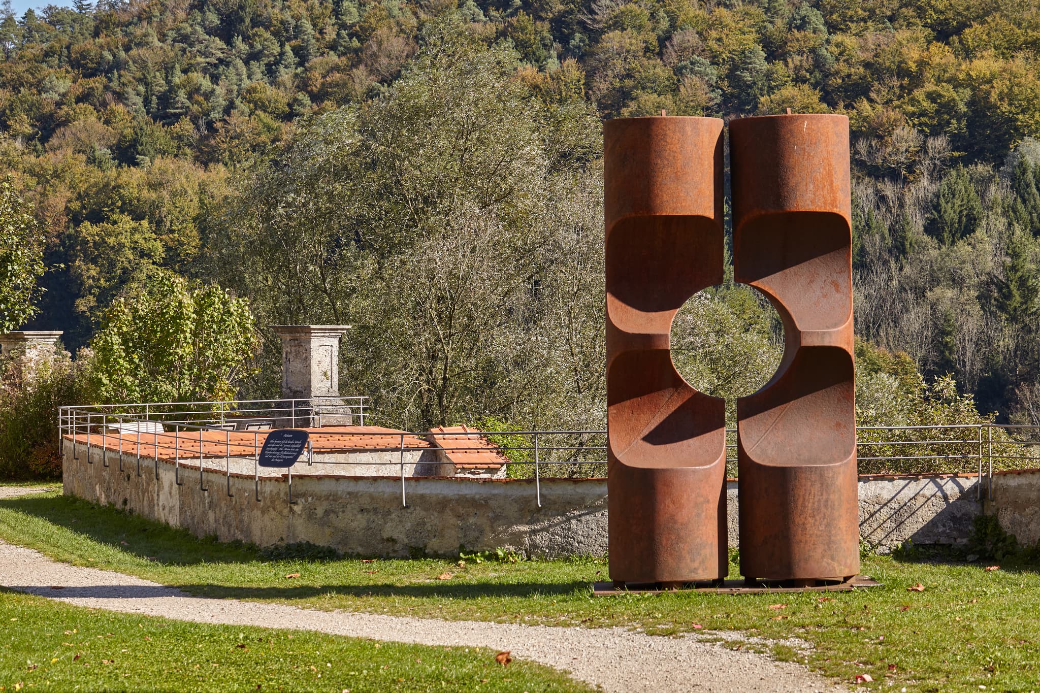 Skulptur im Raitenhaslach Park, Burghausen, Landkreis Altötting, Regierungsbezirk Oberbayern, Region Inn-Salzach, Bayern, Deutschland, rostige Metallsulptur.