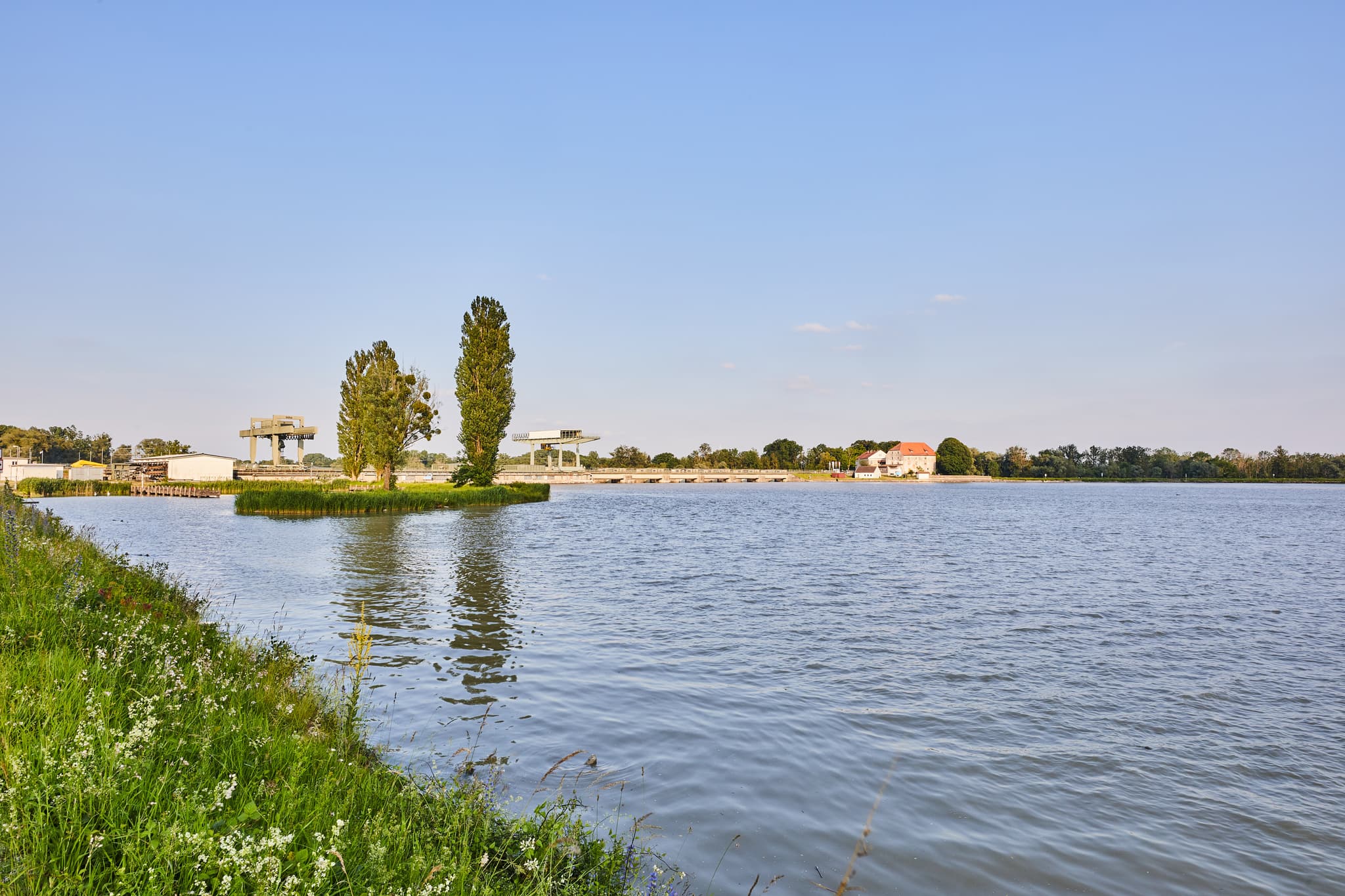 Europareservats Unterer Inn am Kraftwerk Frauenstein bei Ering, Landkreis Rottal-Inn, Niederbayern. Weite Flusslandschaft, Deutschland.