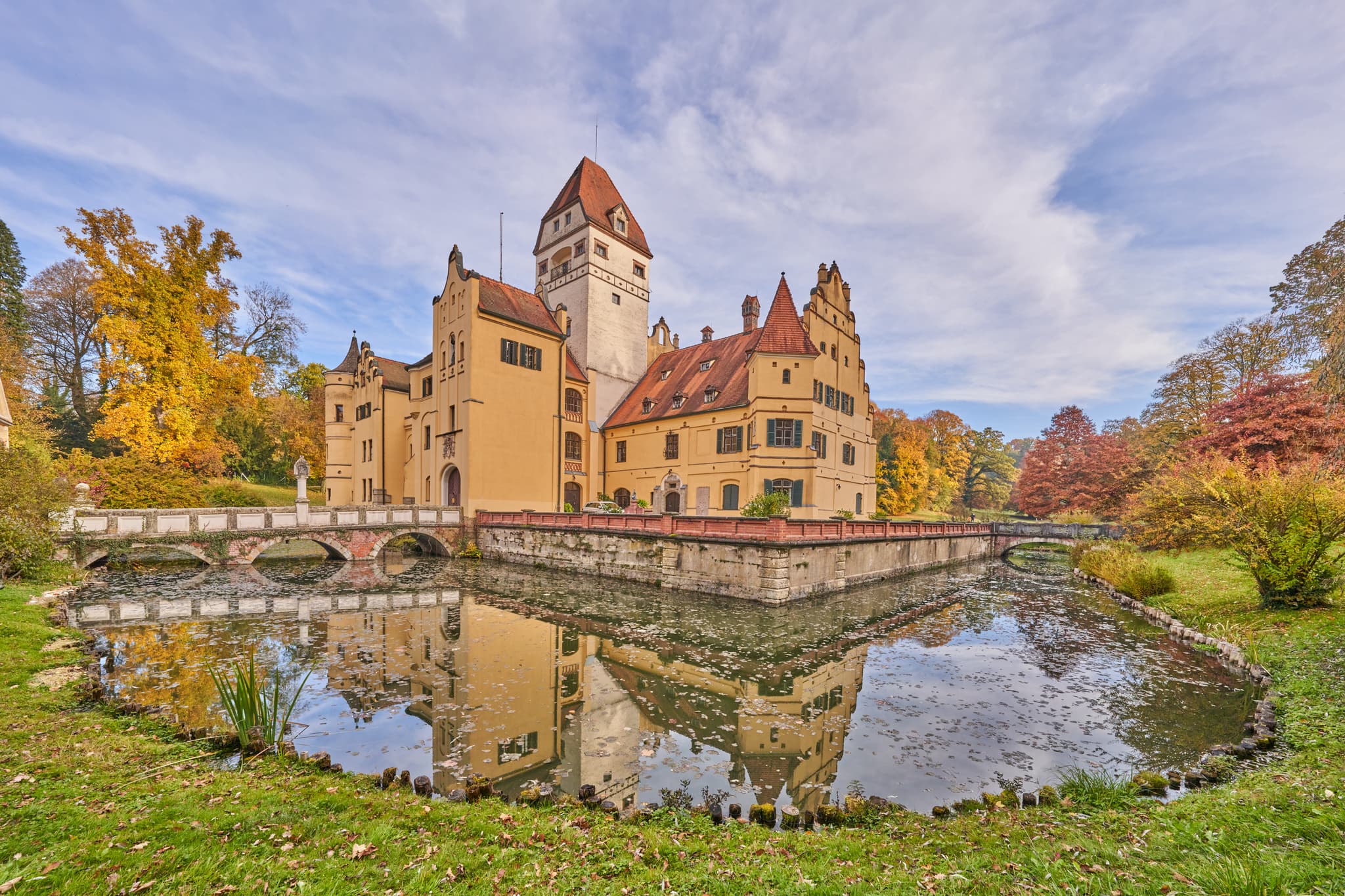 Schloss Schönau in Schönau, Rottal-Inn. Wasserschloss im Holzland, Niederbayern, Deutschland. Mit Wassergraben und Brücke in malerischer Herbstlandschaft.