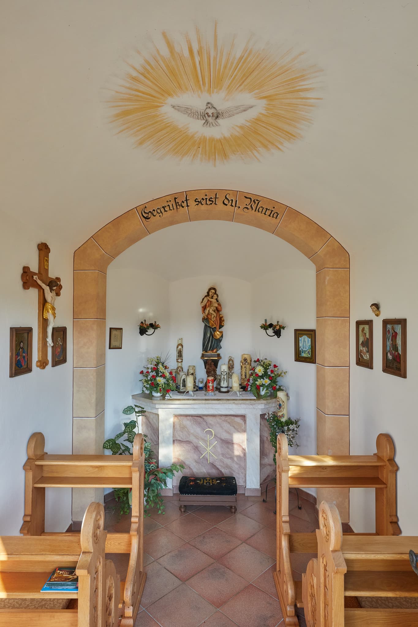 Innenansicht der Kapelle Hickerstall, Wurmannsquick, Rottal-Inn, Niederbayern. Bauwerk im ländlichen Holzland, Deutschland, mit Altar, Statuen und Kruzifix.