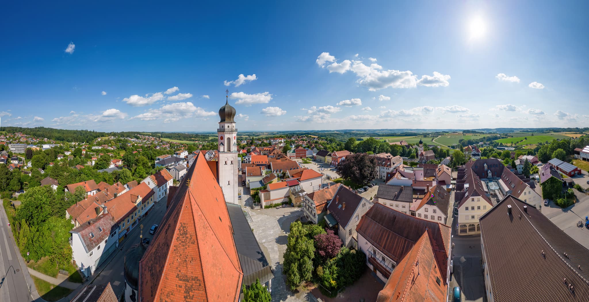 Luftbild der Stadtpfarrkirche Heilige Familie in Bad Griesbach im Rottal, Landkreis Passau, Niederbayern, Deutschland. Panorama der Bäderdreieck-Region.