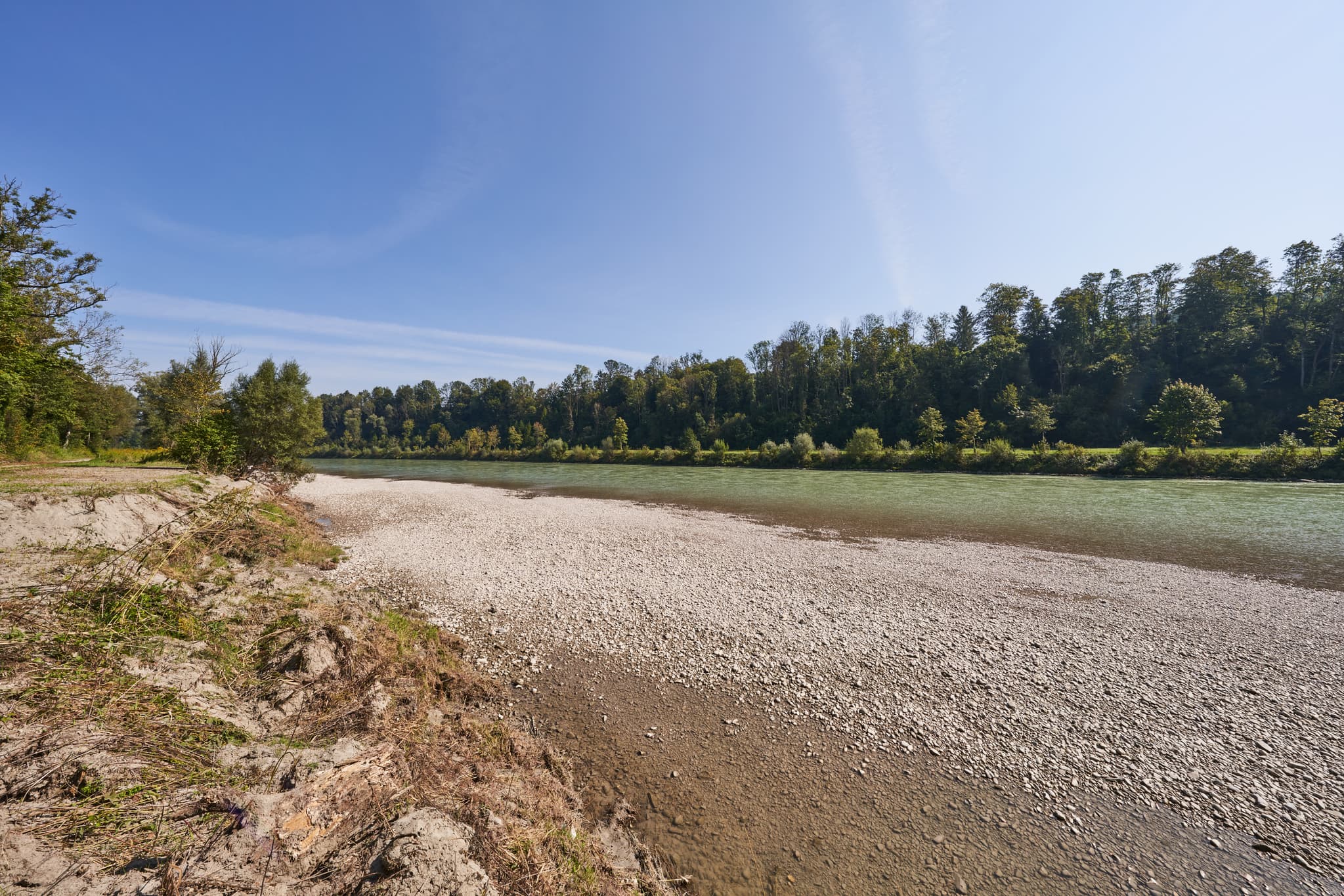Flusslandschaft an der Salzach bei Burghausen mit Kiesbank und Ufer. Blick Richtung Raitenhaslach im Landkreis Altötting, Oberbayern, Inn-Salzach, Deutschland.