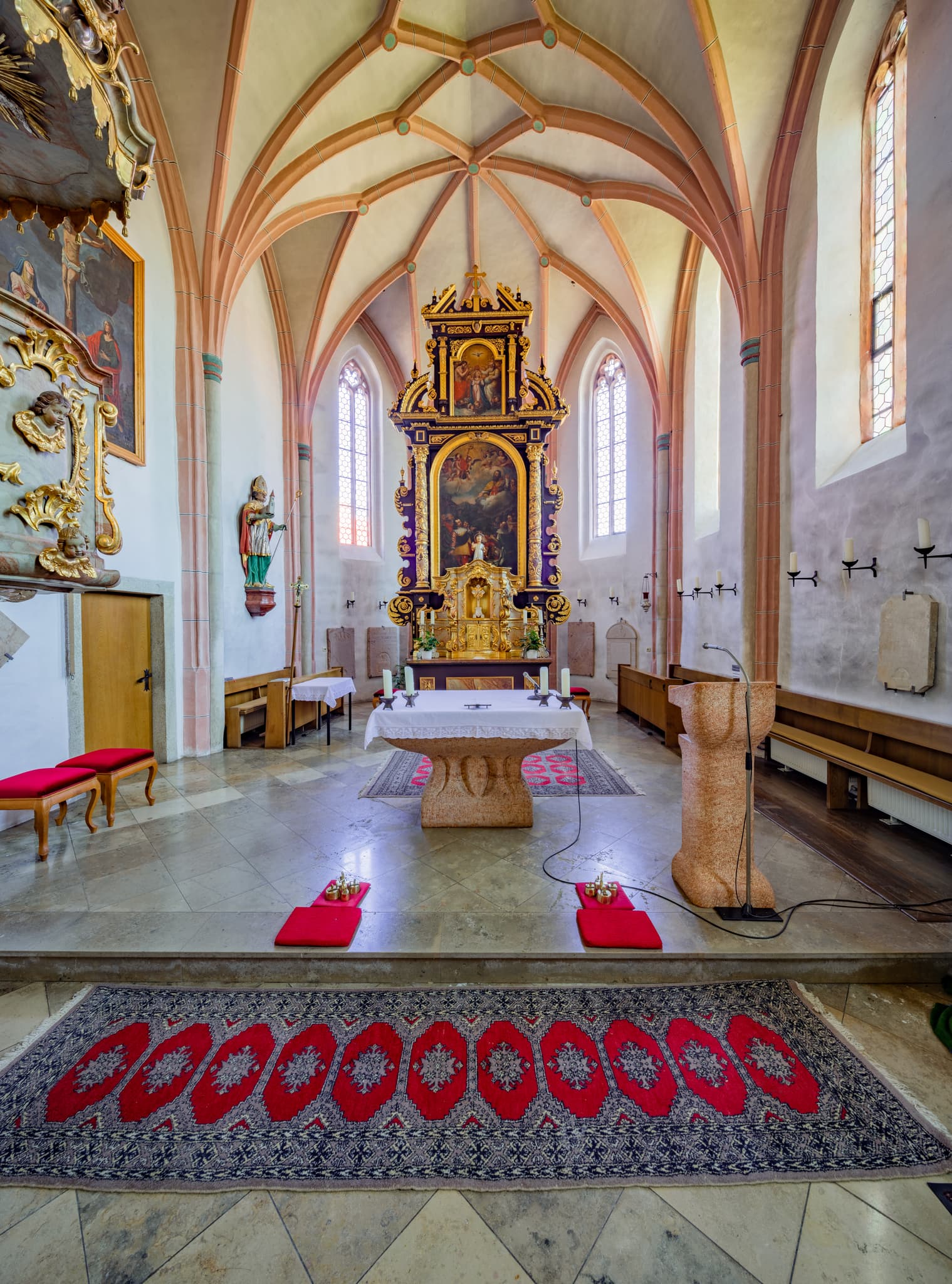 Die malerische Pfarrkirche St. Valentin in Reutern, Bad Griesbach im Rottal, Landkreis Passau, Niederbayern, Deutschland. Ein Juwel der Donau-Wald Region.
